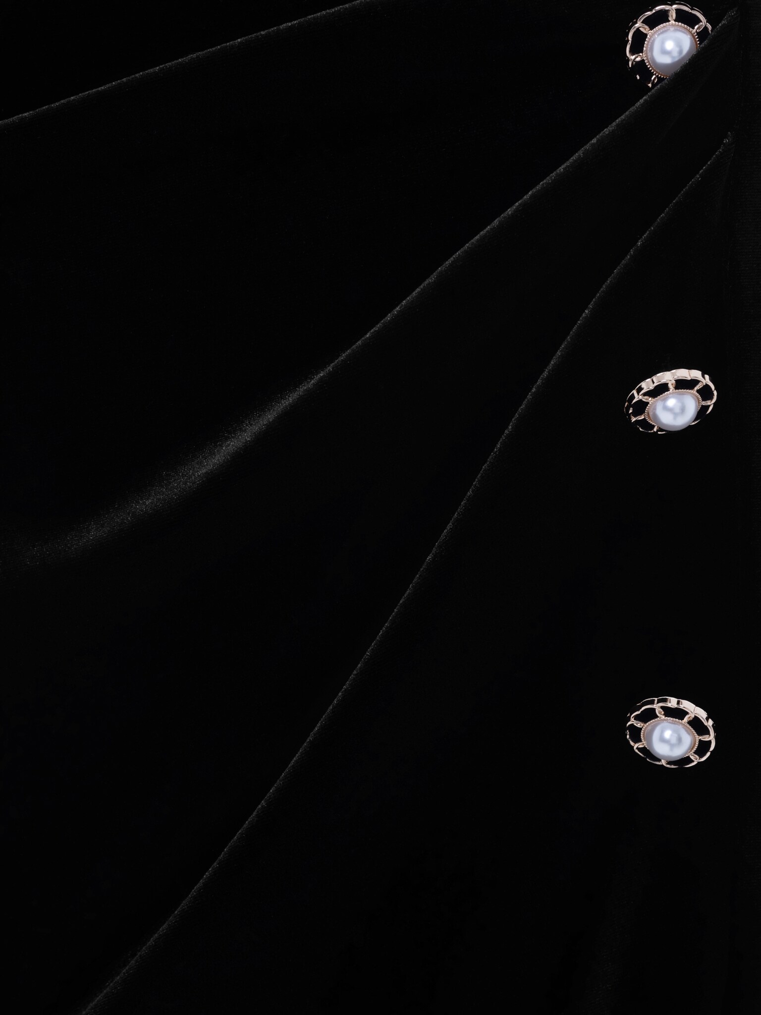 Aksamitna sukienka midi z kontrastowymi detalami