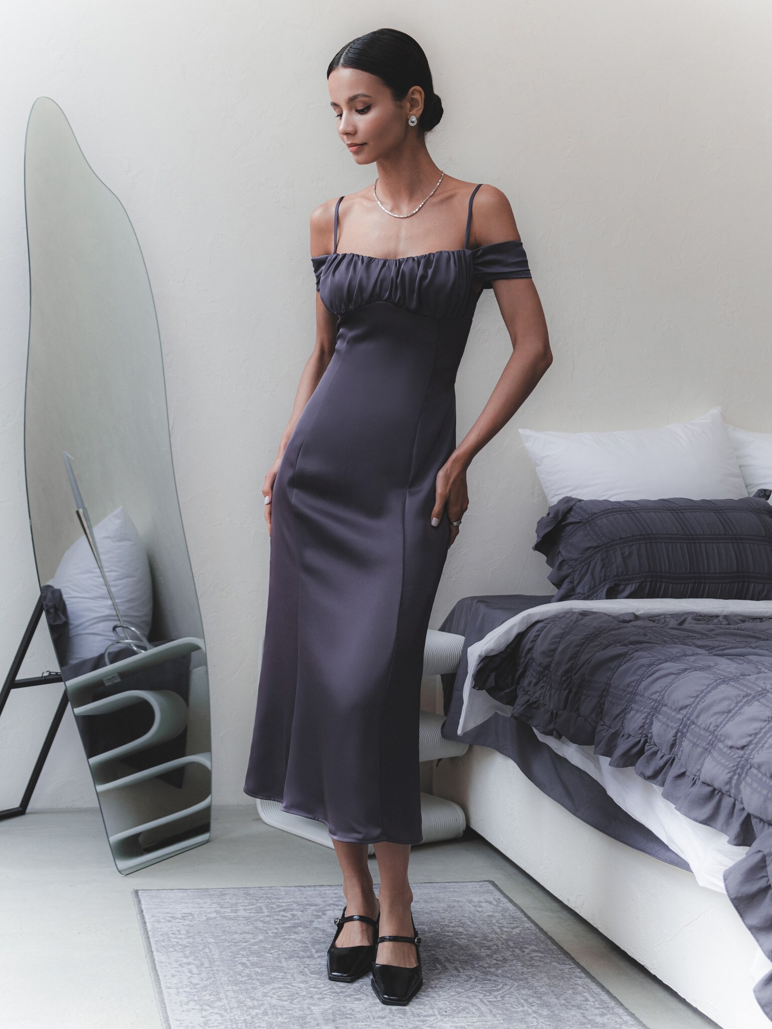 Платье миди с короткими рукавами и поясом со шнуровкой