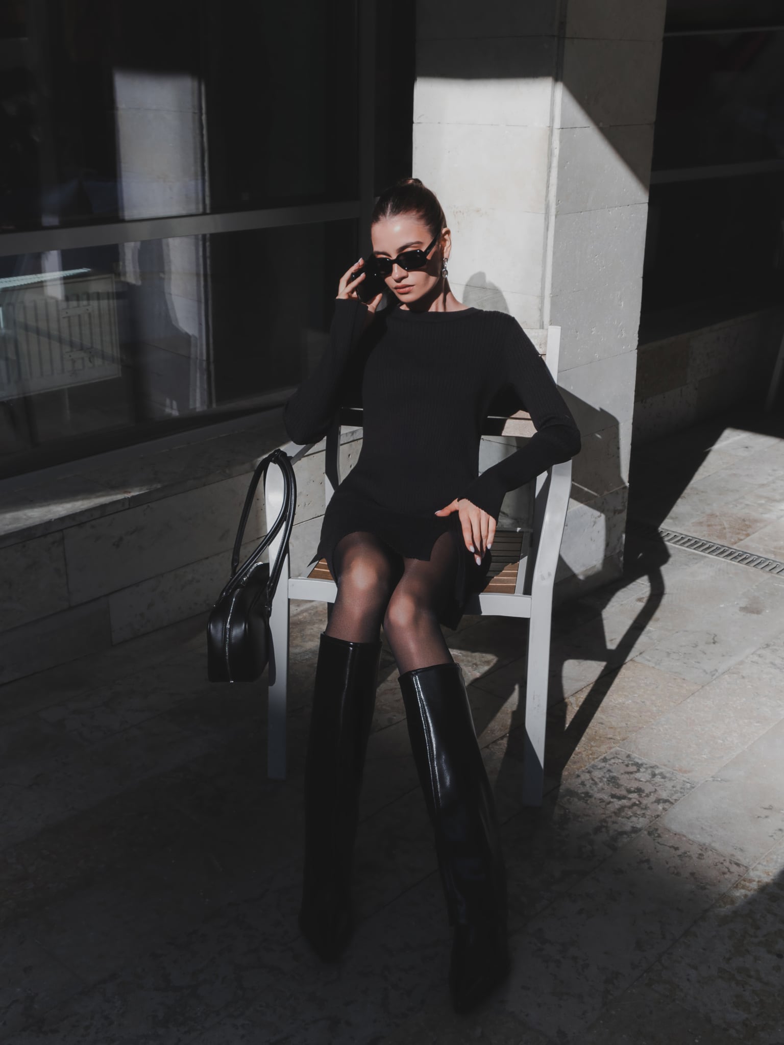 Geripptes Minikleid mit Schlitzen an Ärmeln und Rockteil