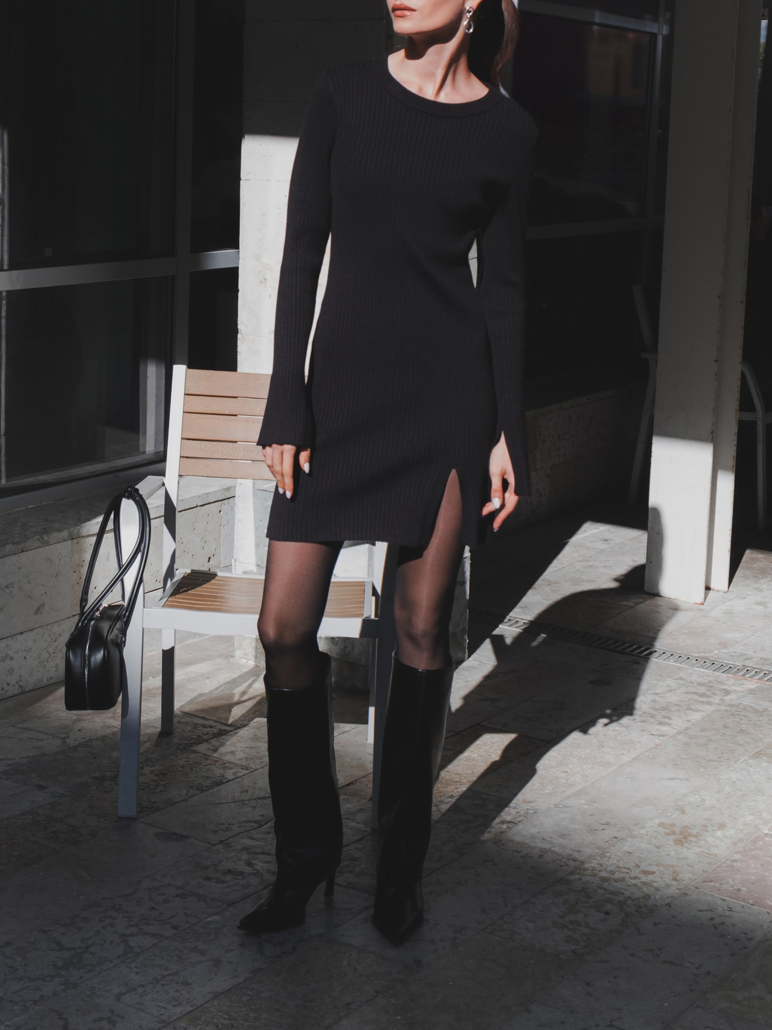 Geripptes Minikleid mit Schlitzen an Ärmeln und Rockteil