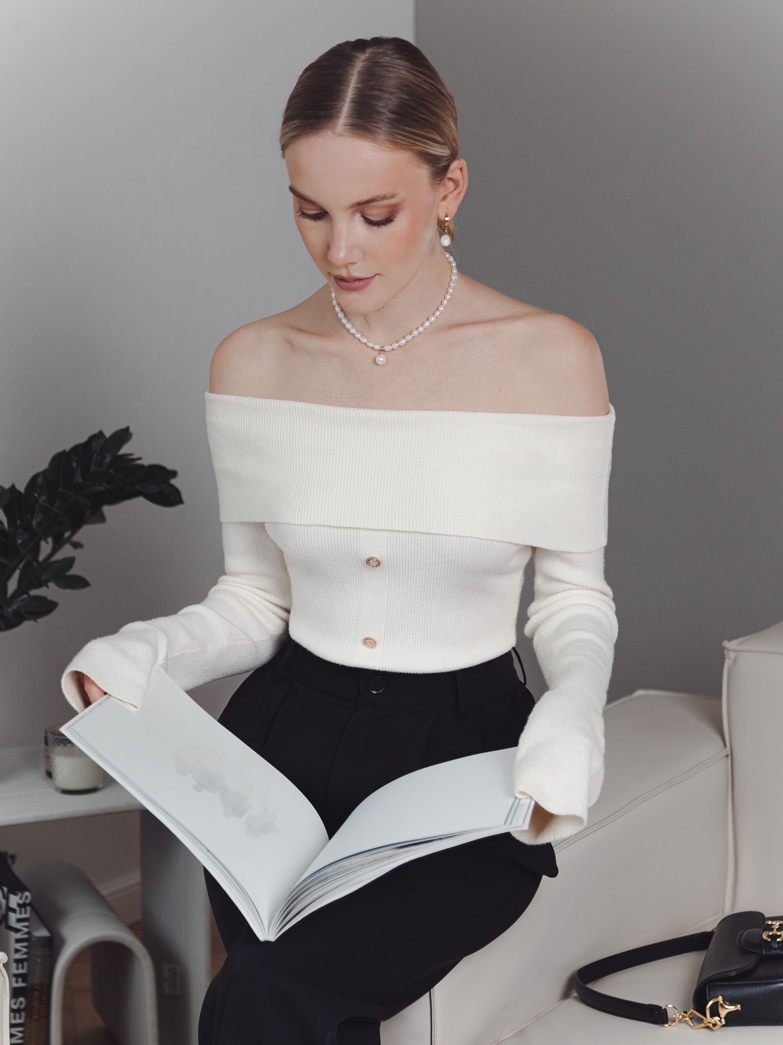 Open shoulders top with decorative buttons