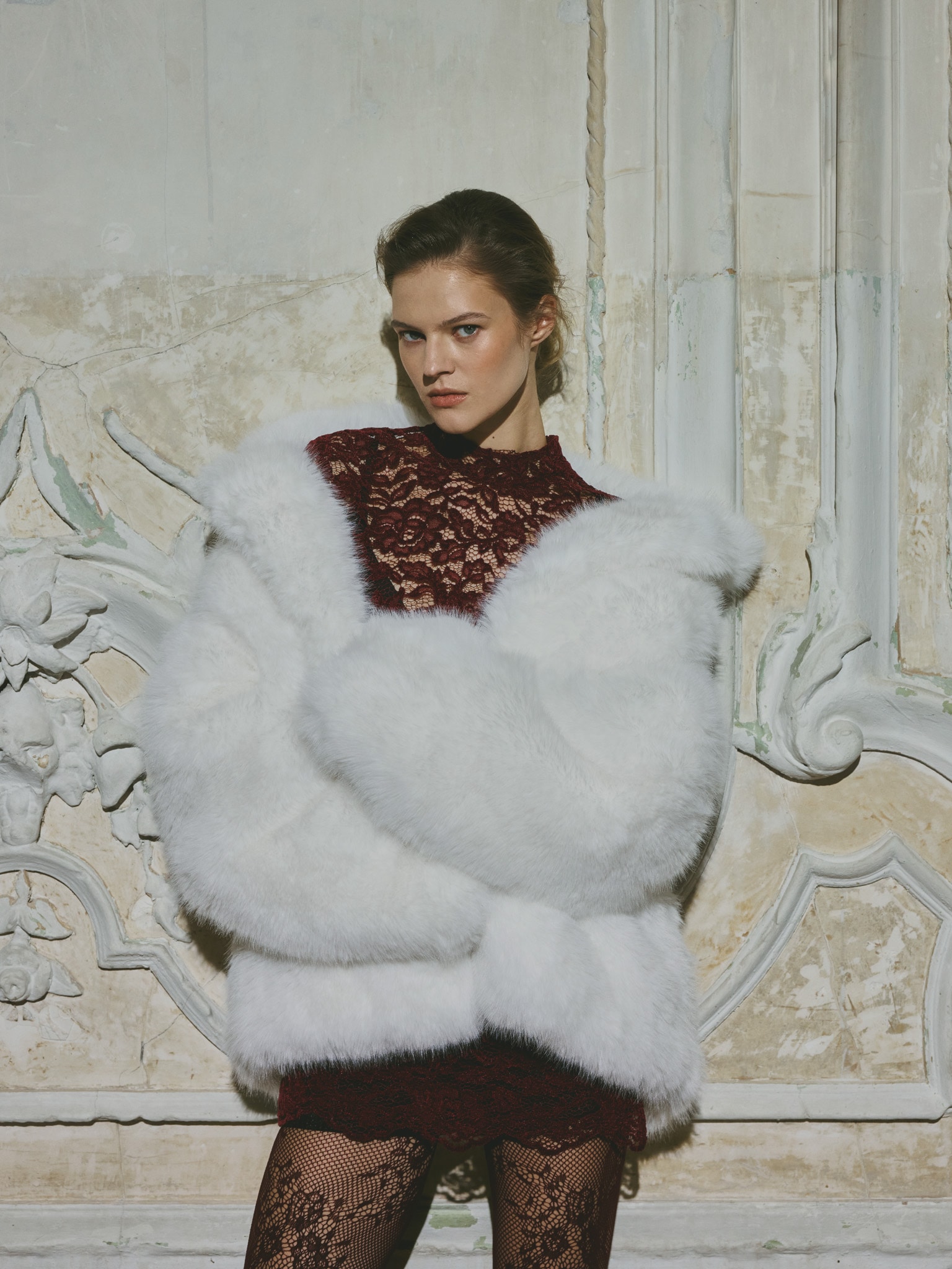 Короткая экошуба с объемным воротником