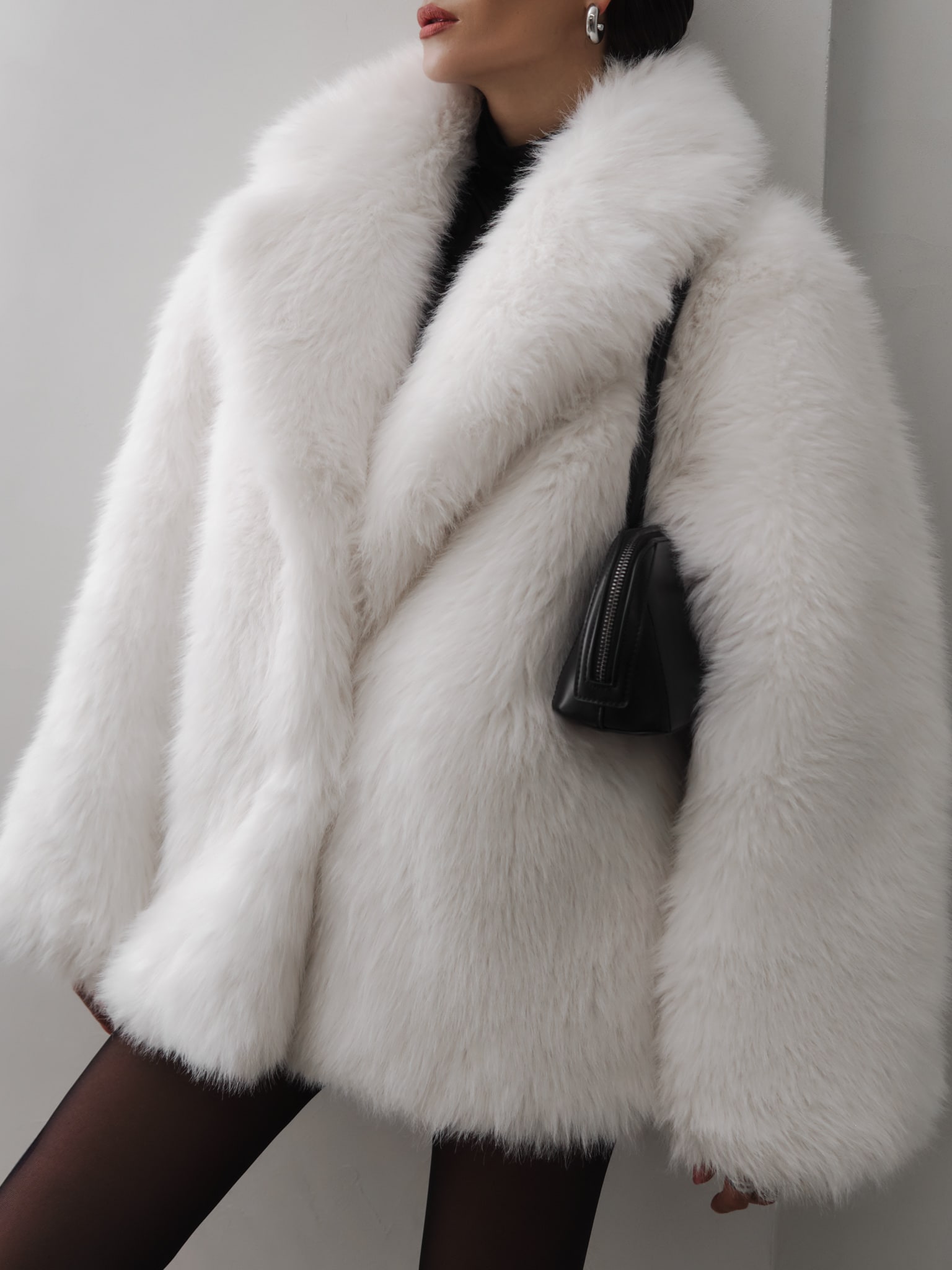 Короткая экошуба с объемным воротником