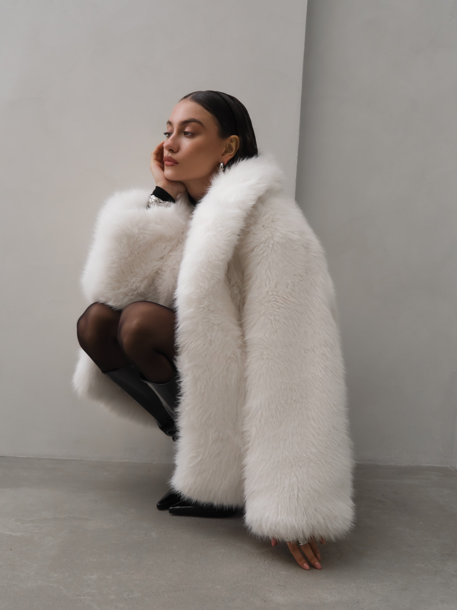 Короткая экошуба с объемным воротником