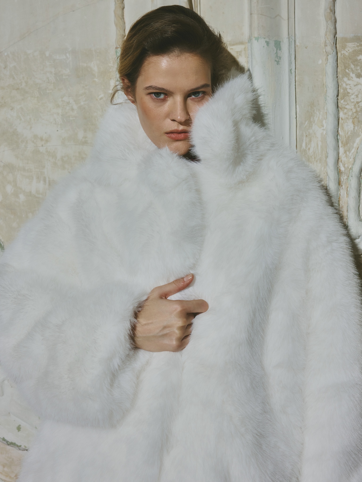 Короткая экошуба с объемным воротником