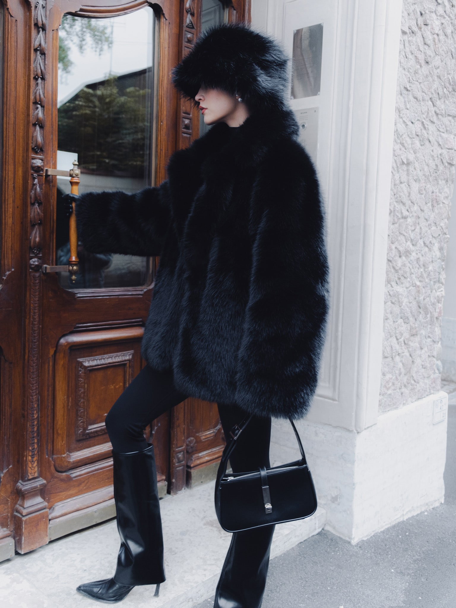 Kurzer Eco-Mantel mit voluminösem Kragen