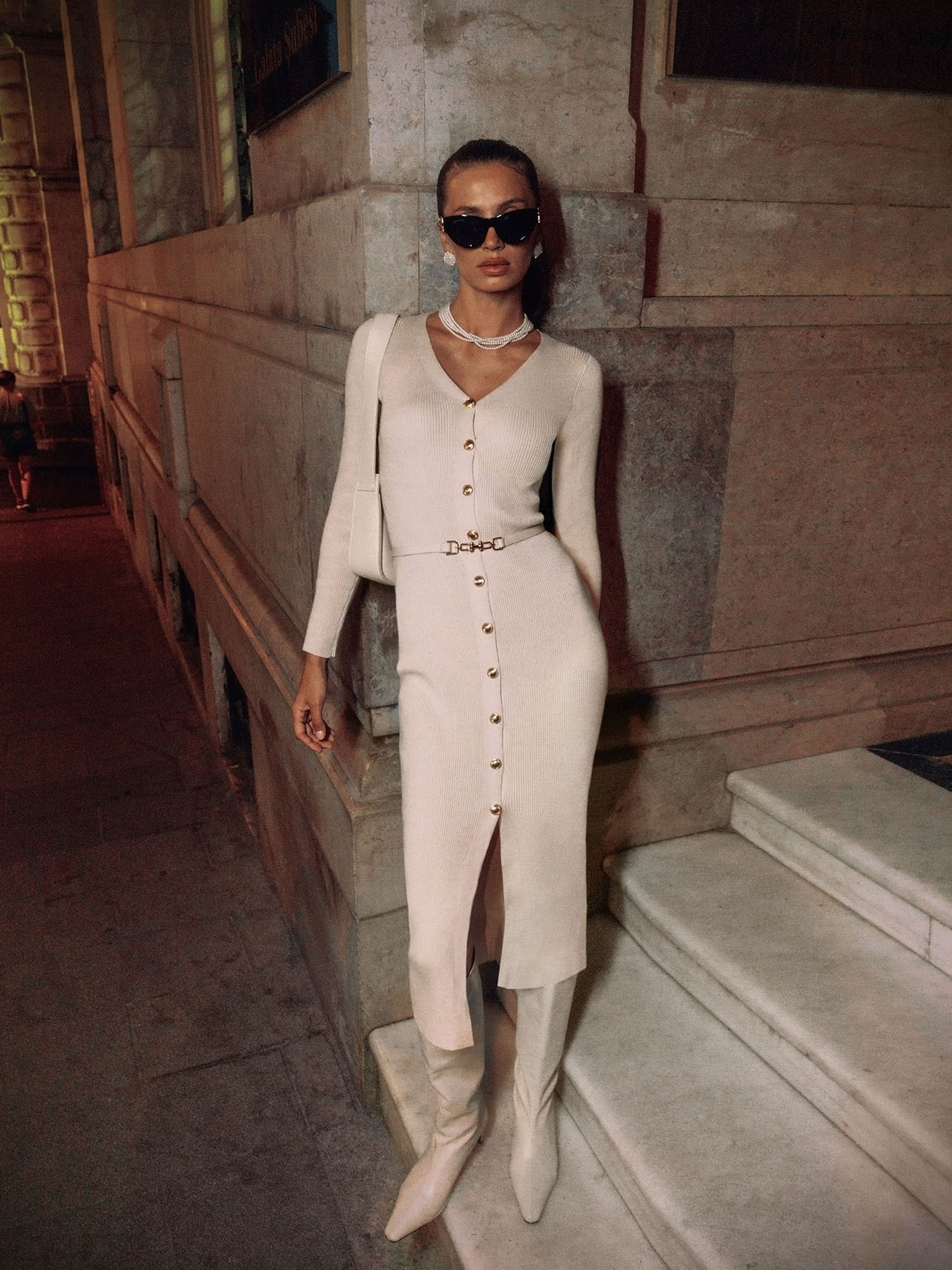 Трикотажное платье миди с ремнем и золотистым декором