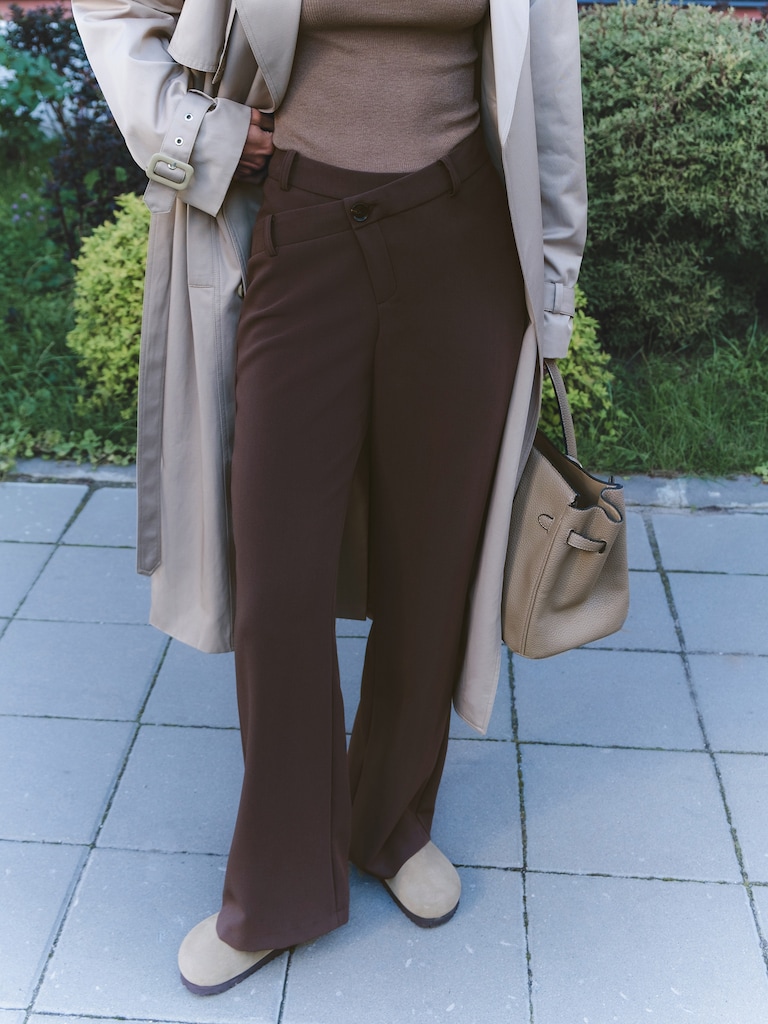 Suiting trousers with asymmetrical waistband