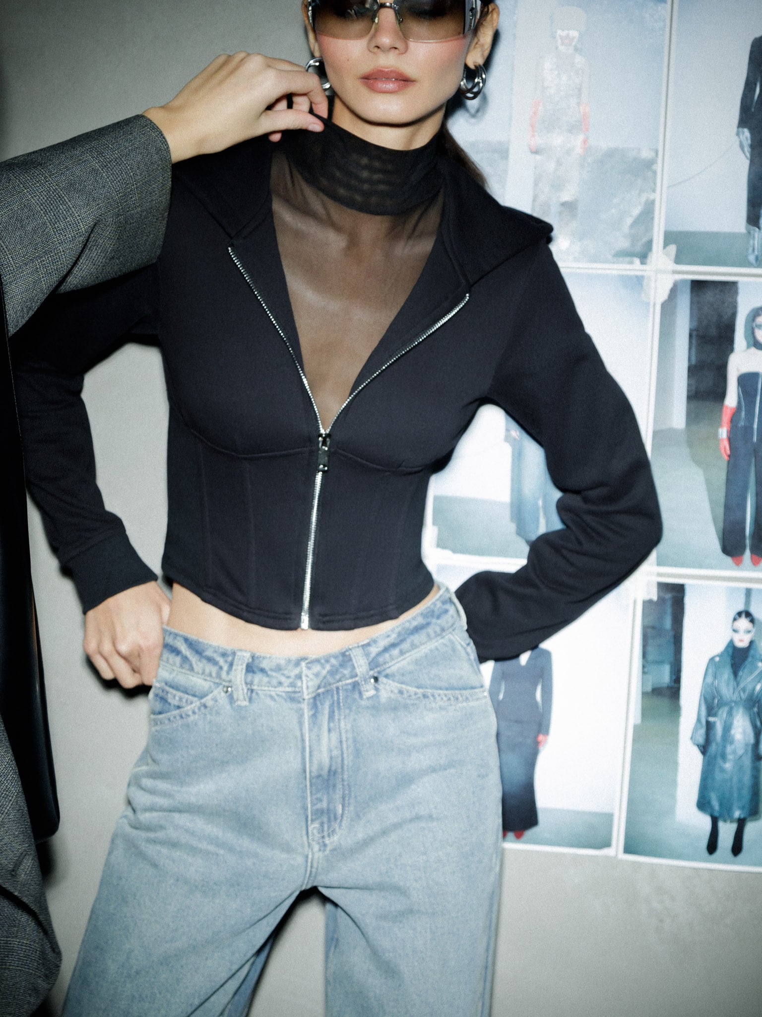 Przycięta bluza z kapturem i gorsetową wstawką w talii