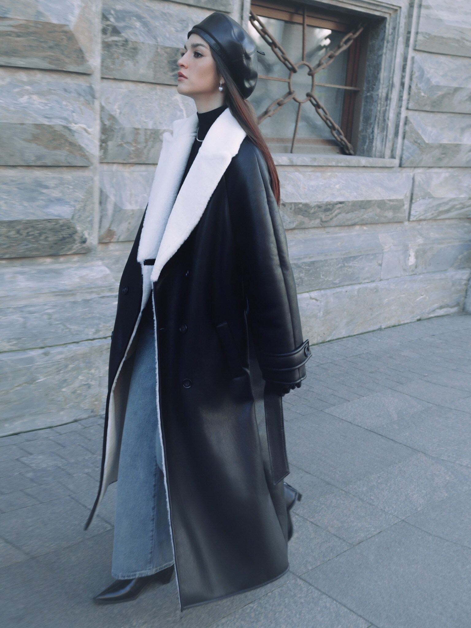 Zweireihiger Maxi-Mantel aus Eco-Leder