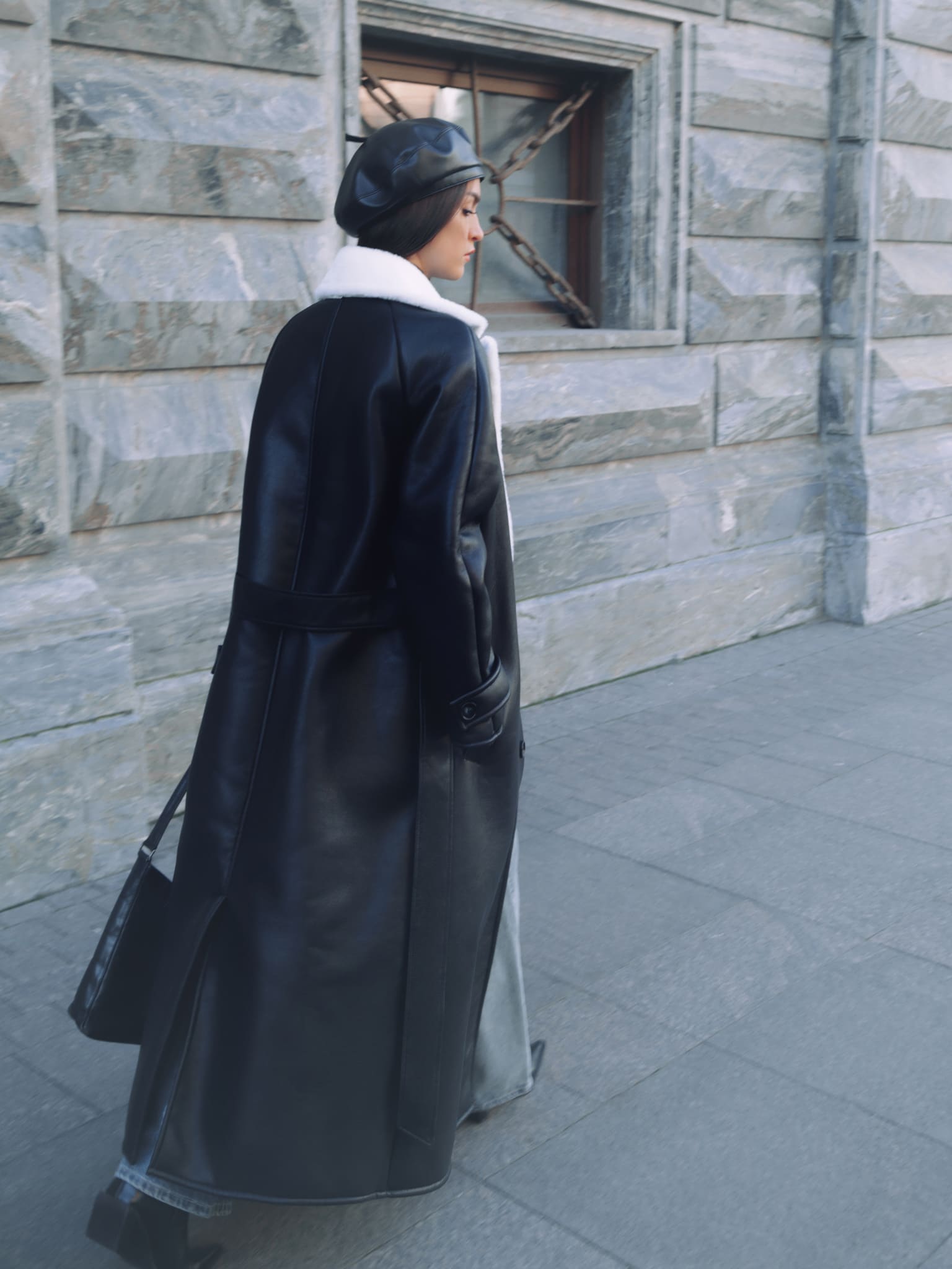 Zweireihiger Maxi-Mantel aus Eco-Leder