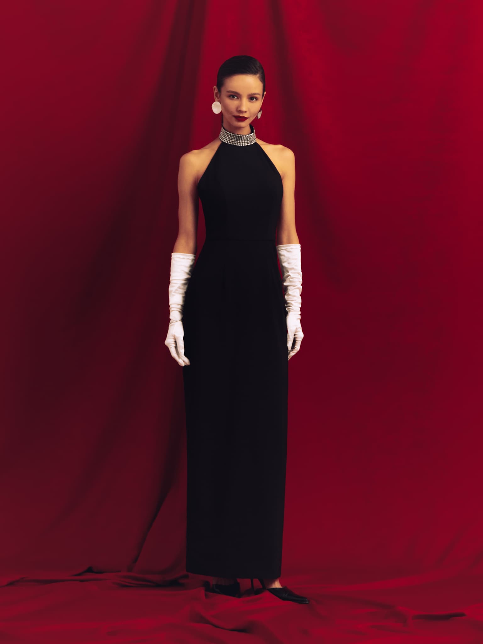 Платье макси с воротником халтер в стразах