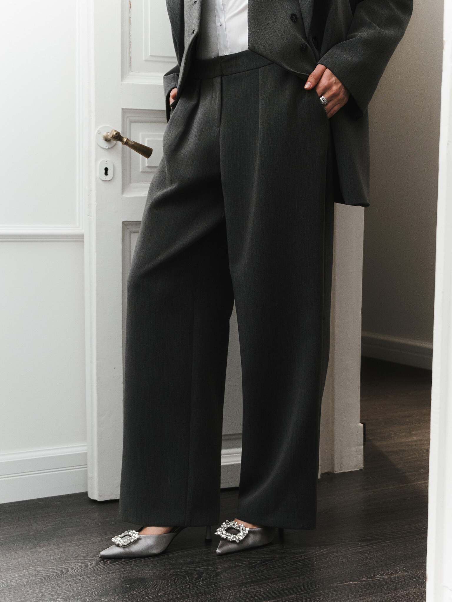 Брюки с защипами из костюмной ткани