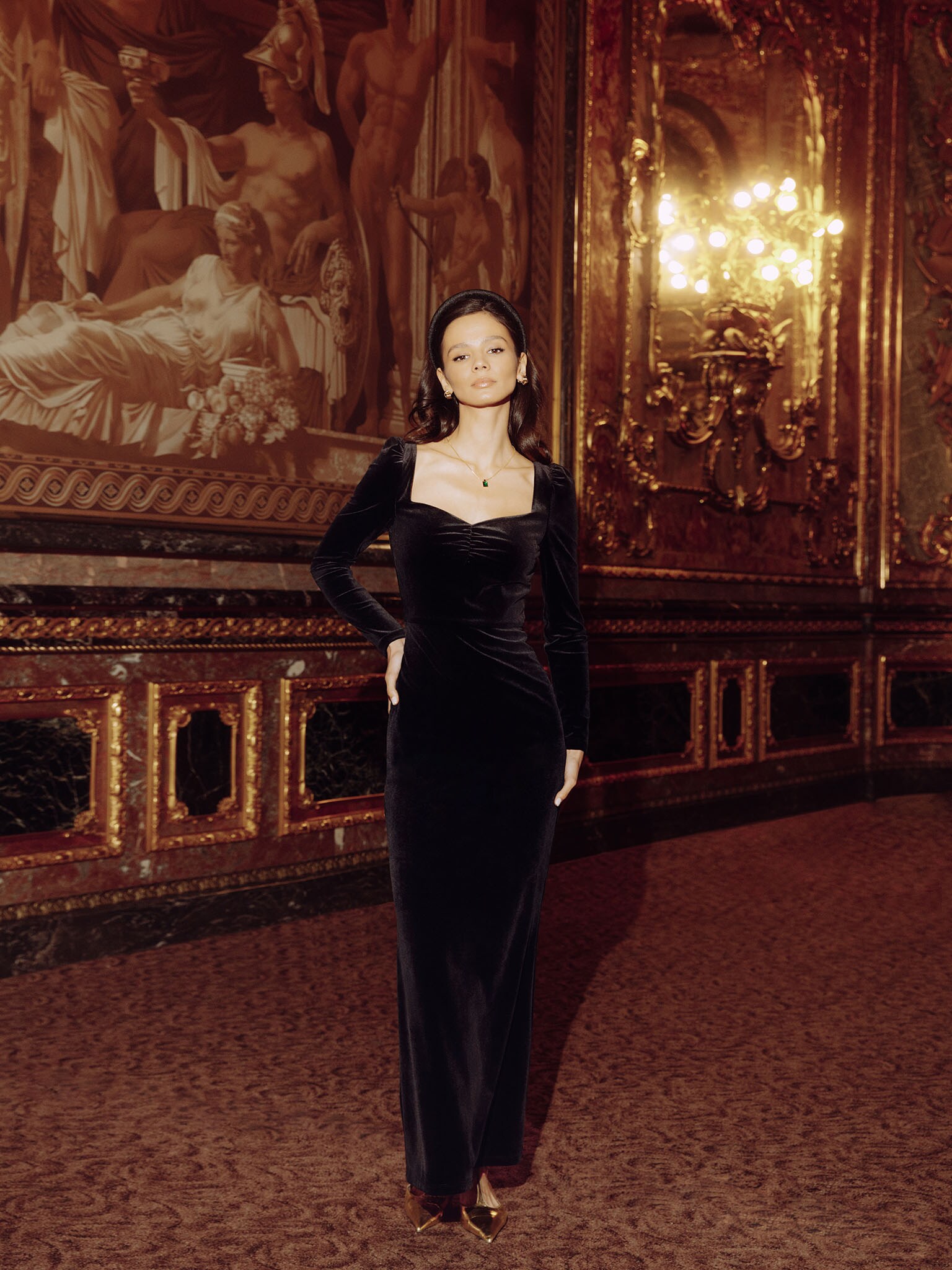 Бархатное платье макси со сборкой на лифе