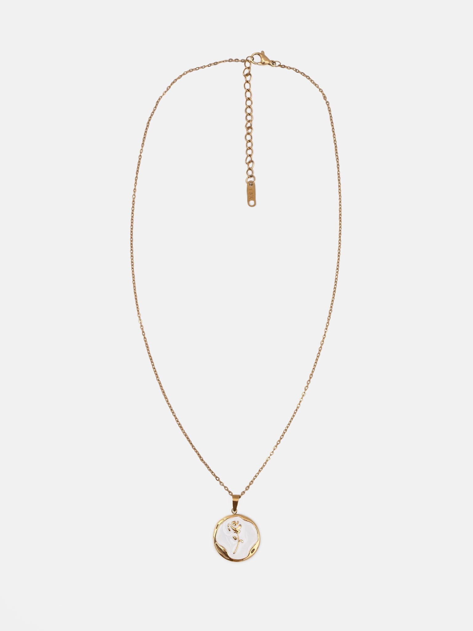 Золотистая цепь с кулоном