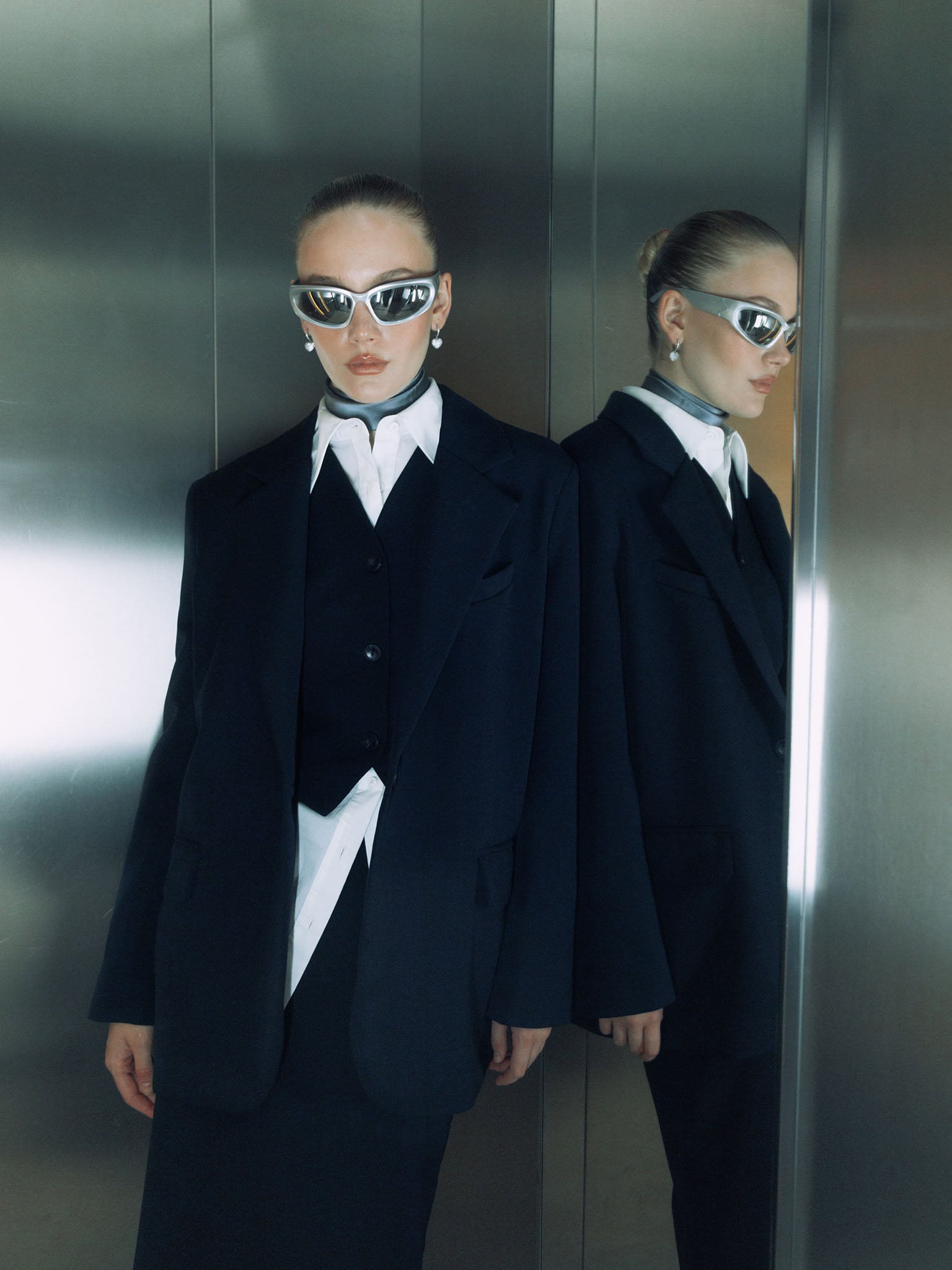 Прямая юбка миди с разрезом сзади