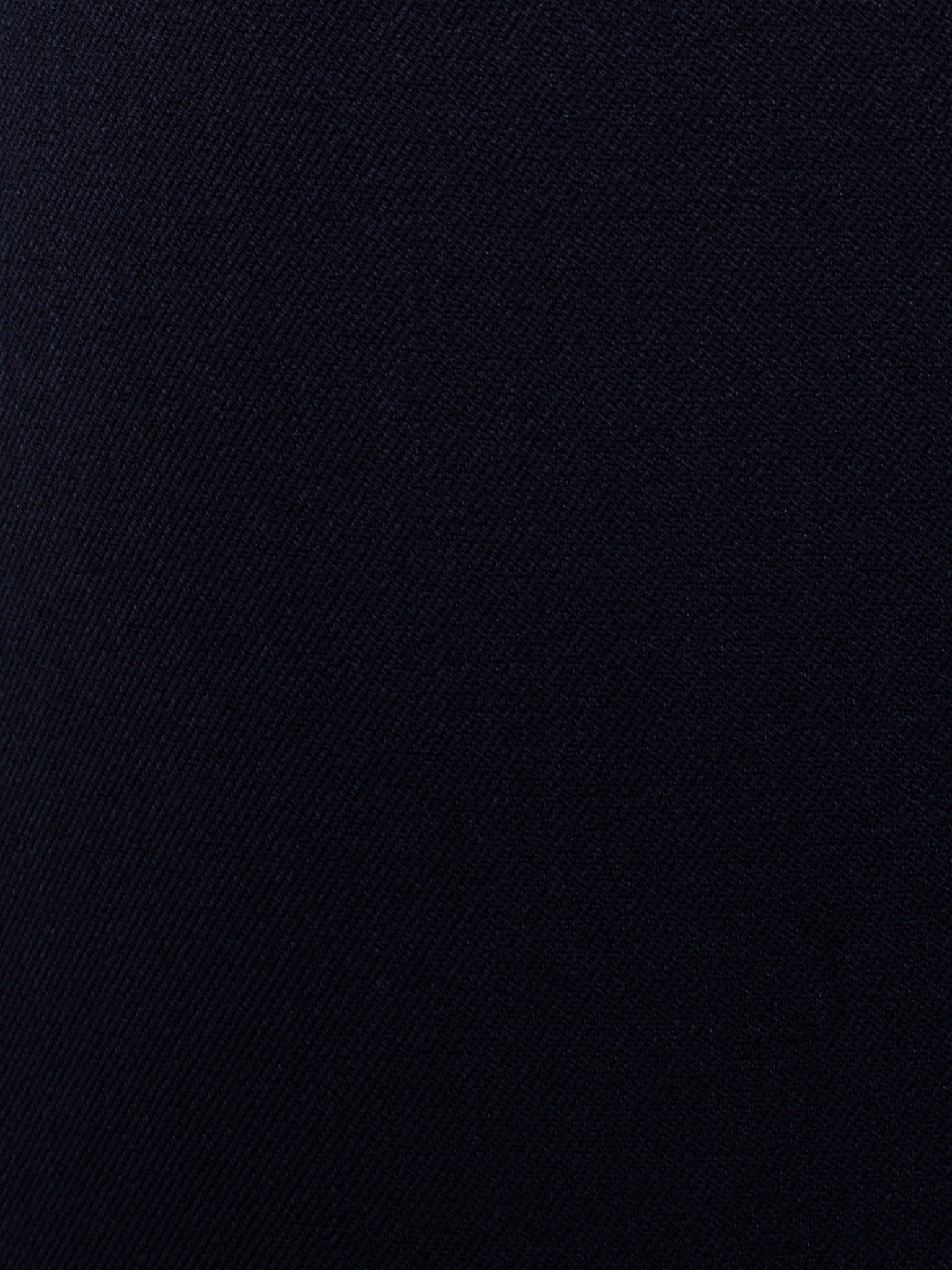 Прямая юбка миди с разрезом сзади