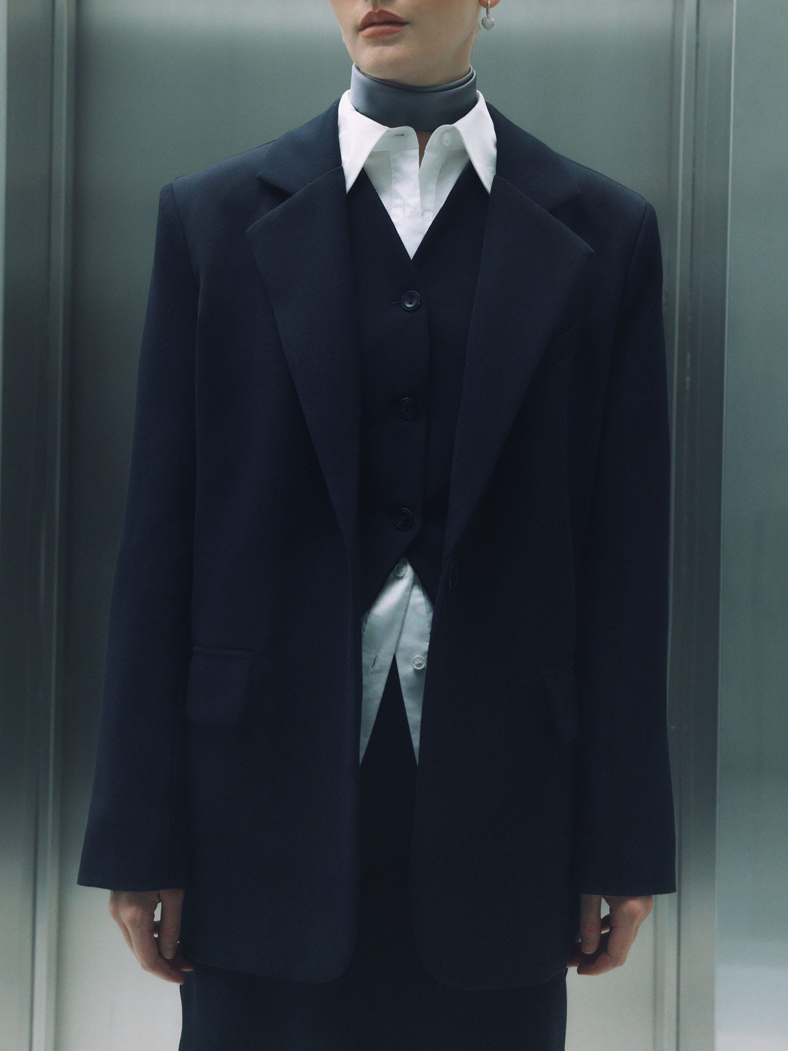 Прямая юбка миди с разрезом сзади