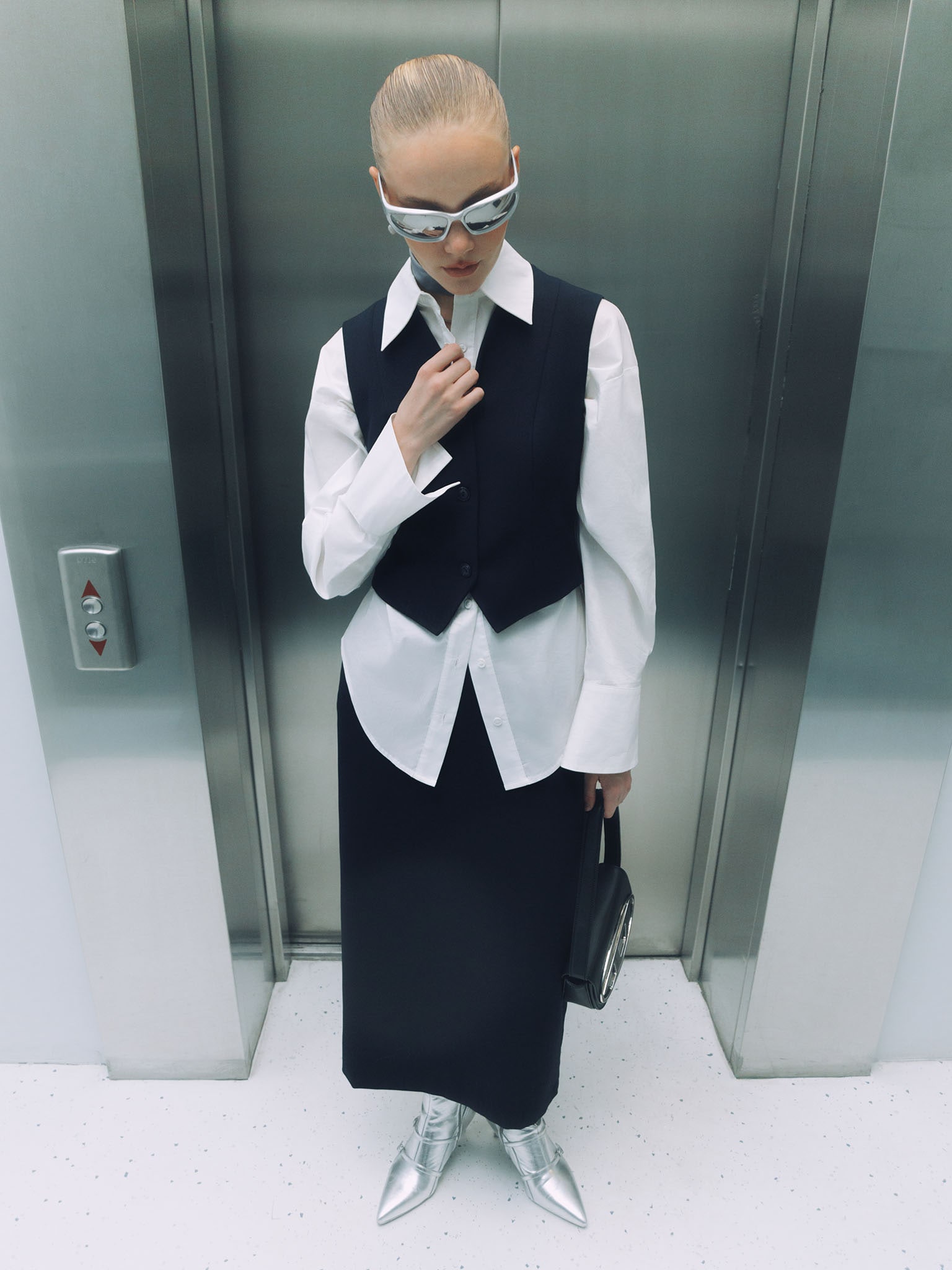 Прямая юбка миди с разрезом сзади