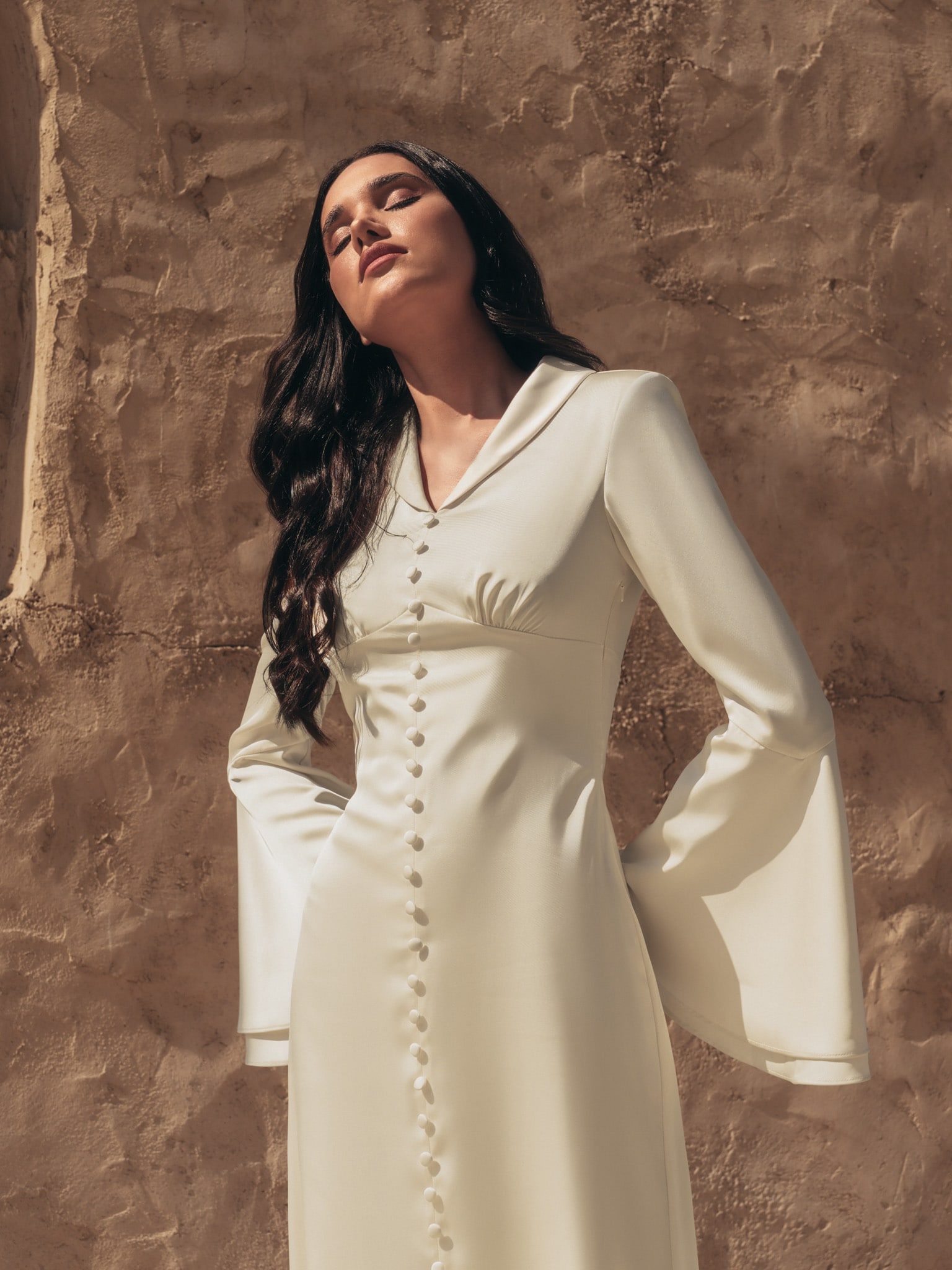 Приталенное платье макси с объемными рукавами