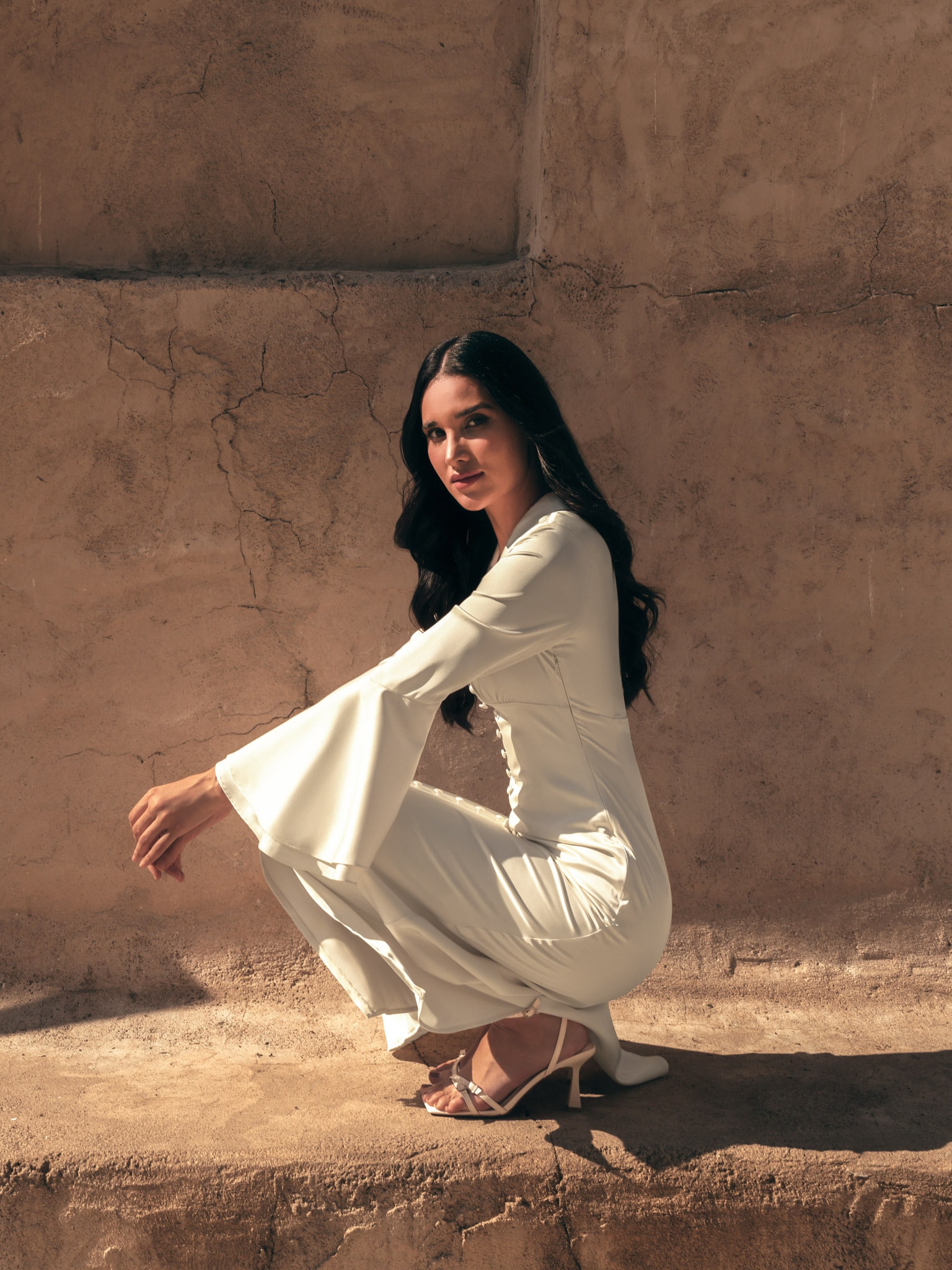 Приталенное платье макси с объемными рукавами