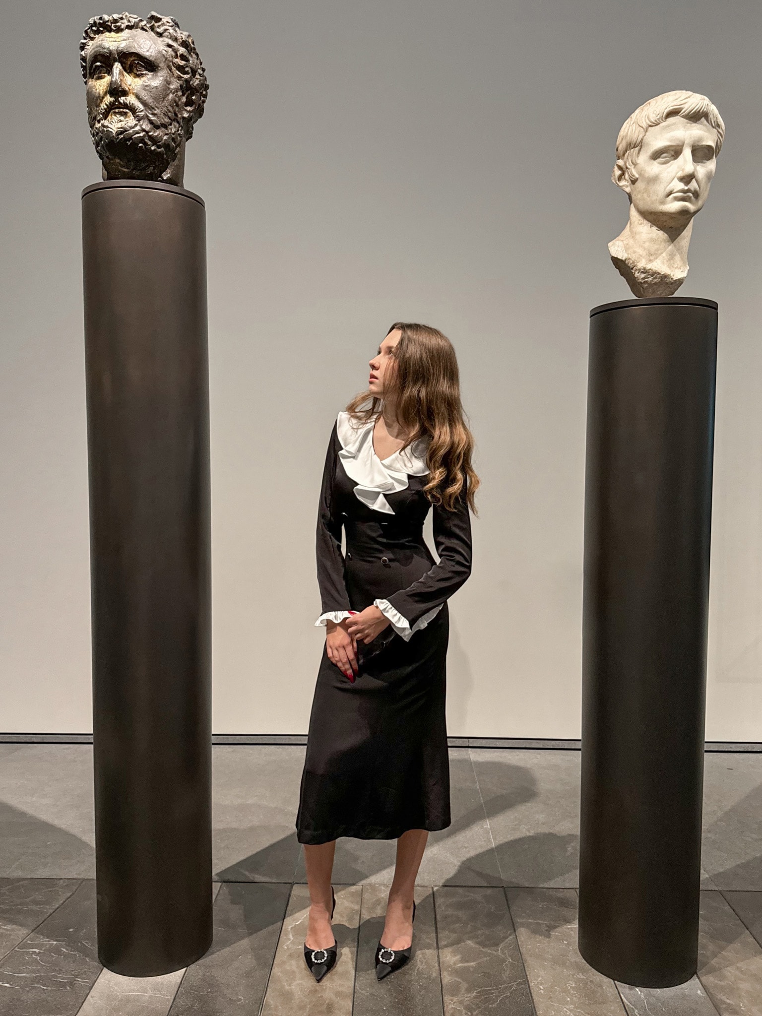 Sukienka midi z kontrastowymi falbanami i zapięciem na guziki