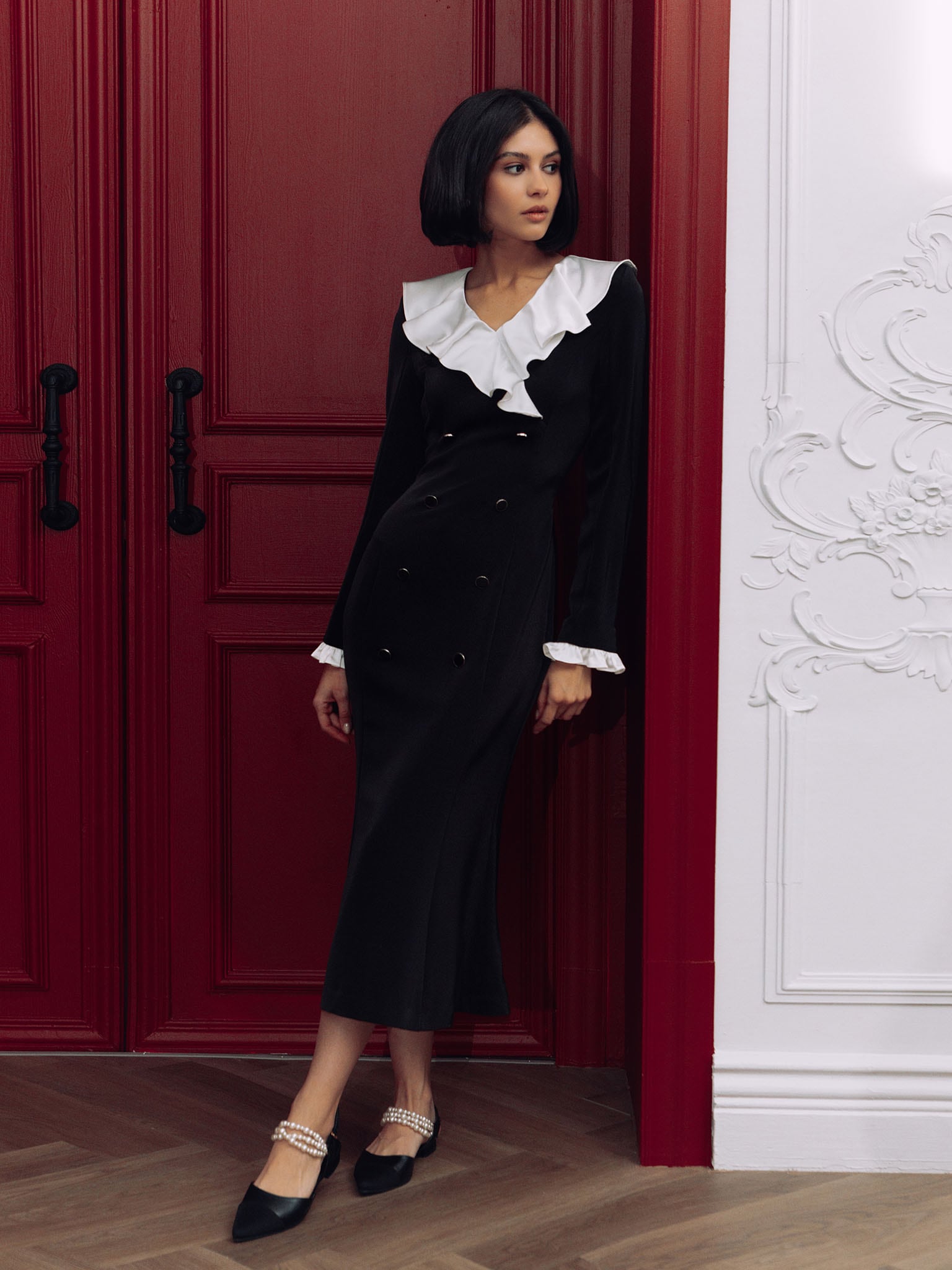 Sukienka midi z kontrastowymi falbanami i zapięciem na guziki