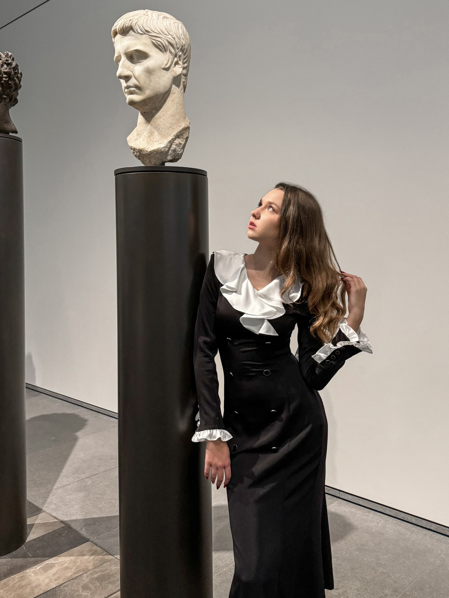 Sukienka midi z kontrastowymi falbanami i zapięciem na guziki