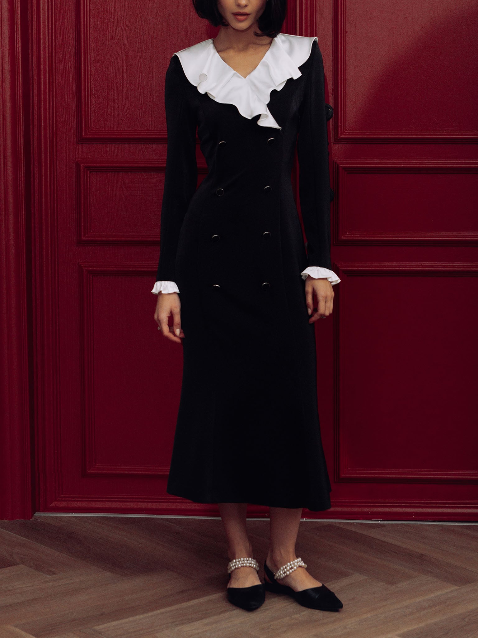 Sukienka midi z kontrastowymi falbanami i zapięciem na guziki