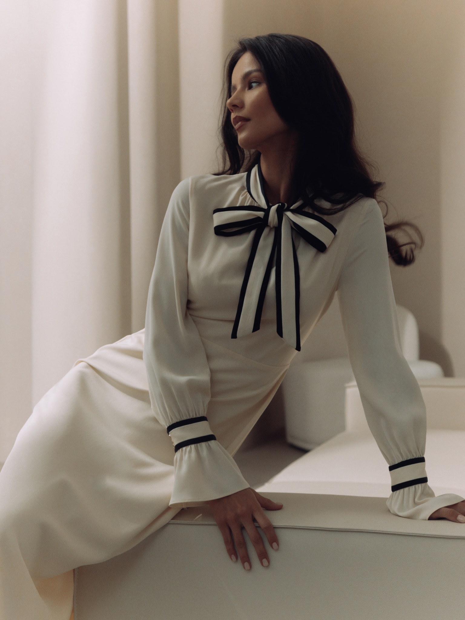 Midi dress with bow at collar and contrasting details