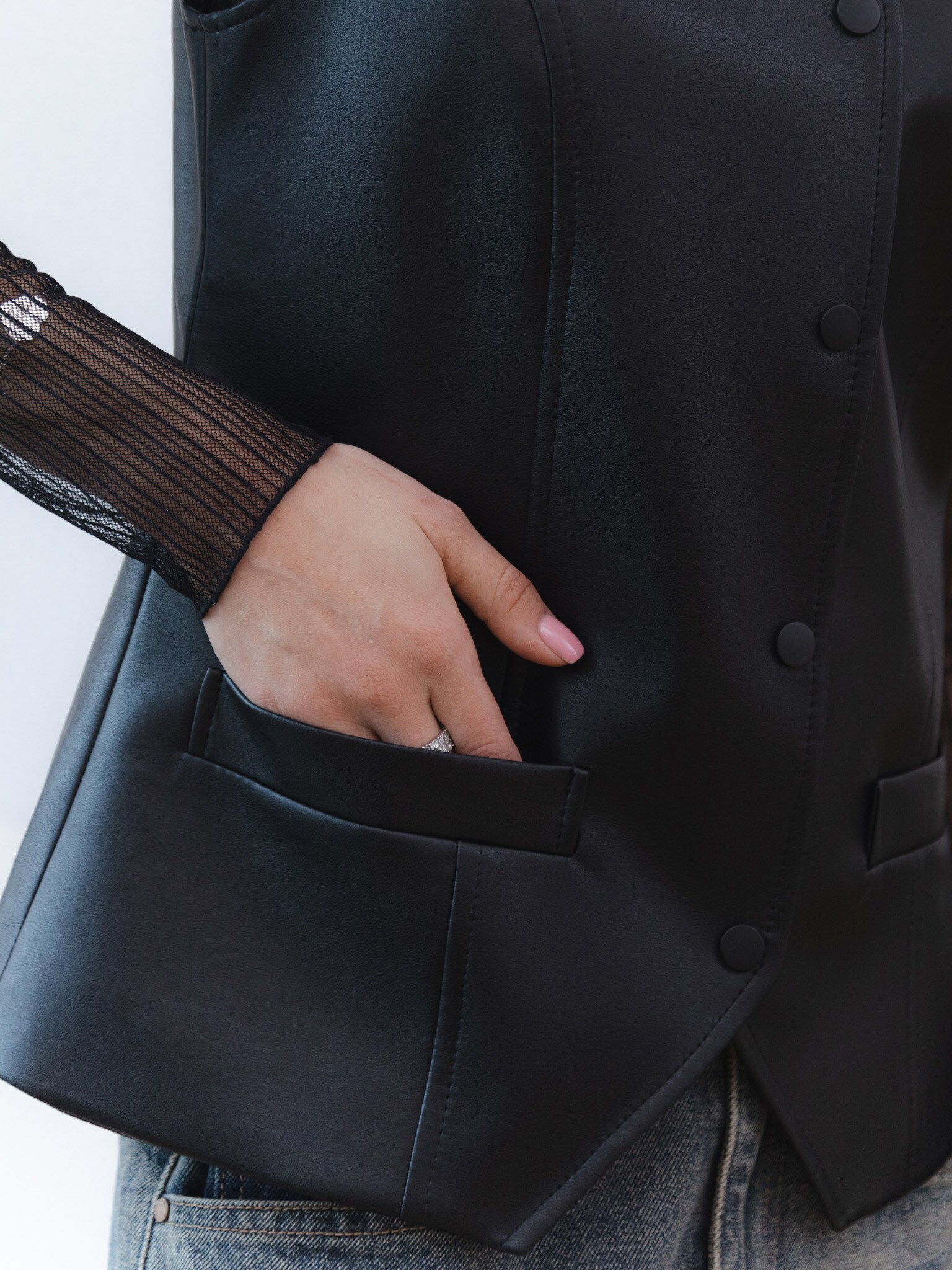 Прямой жилет из матовой экокожи :: LICHI - Online fashion store