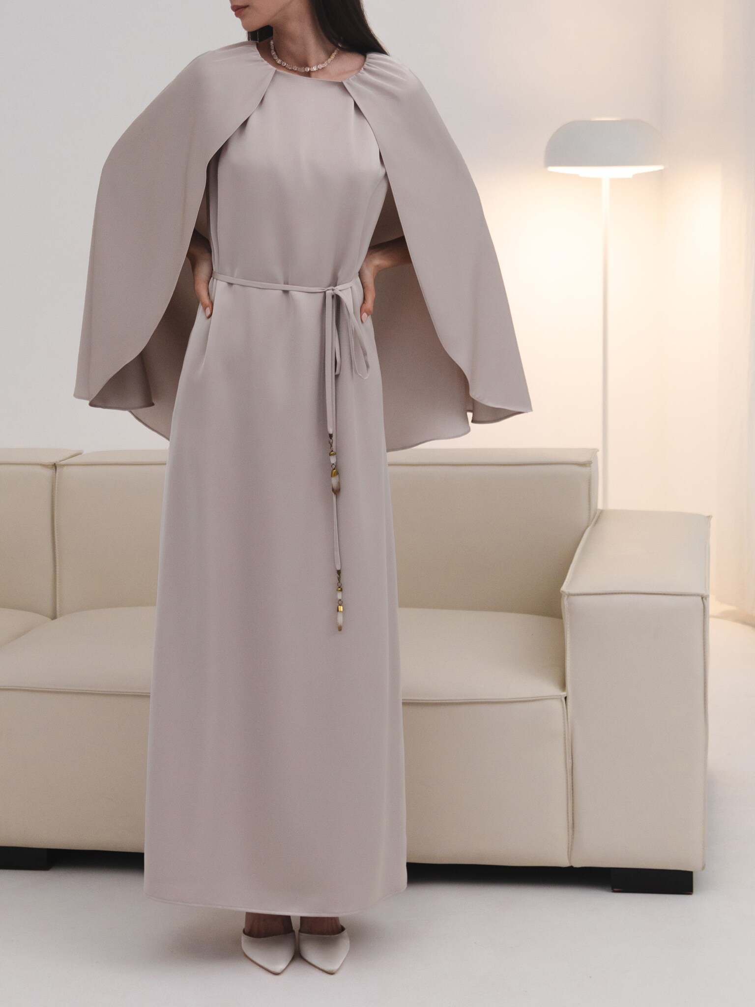 Robe maxi avec une cape assortie