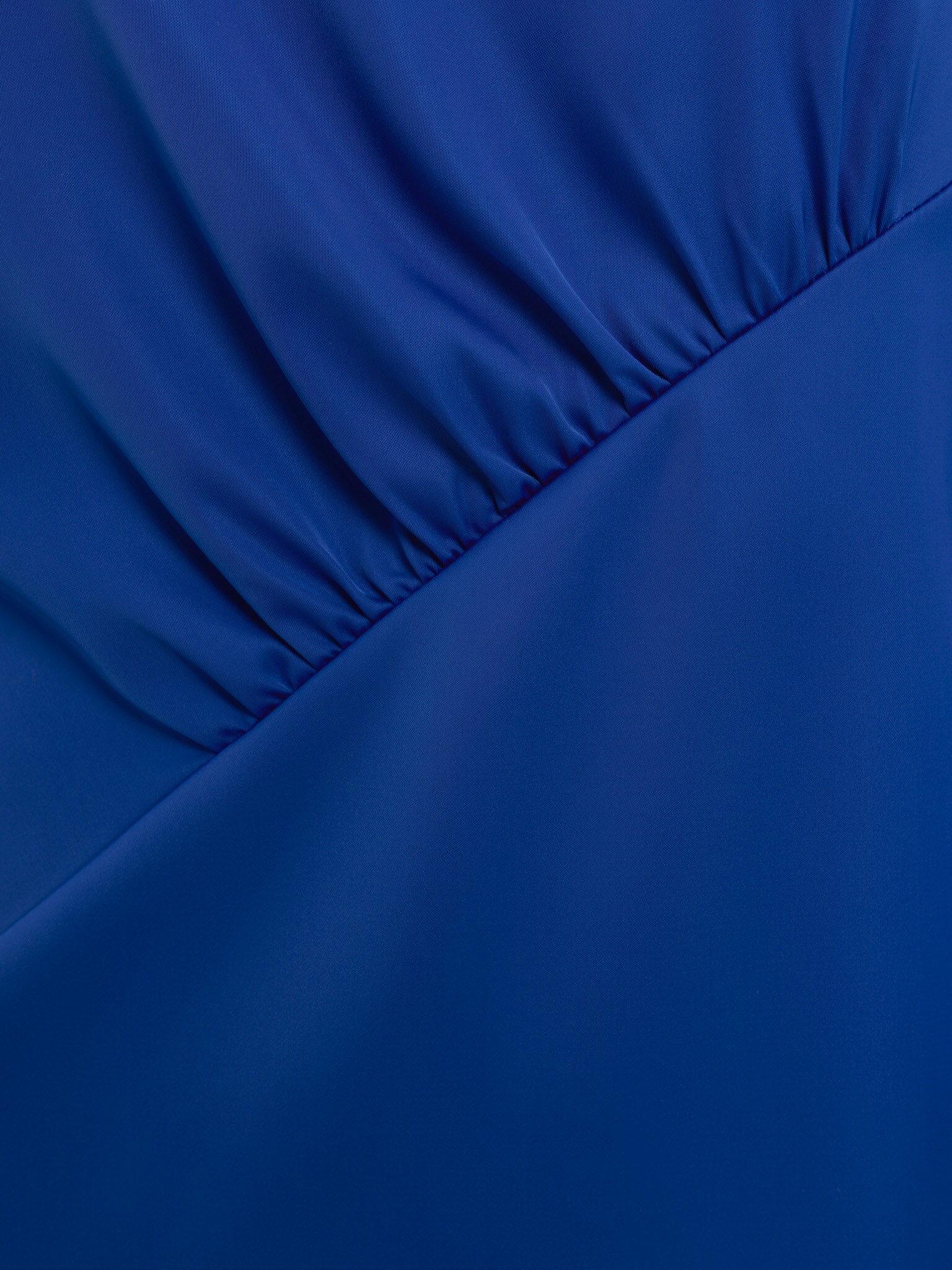 Maxi dress with diagonal gathering at the waist and long sleeves