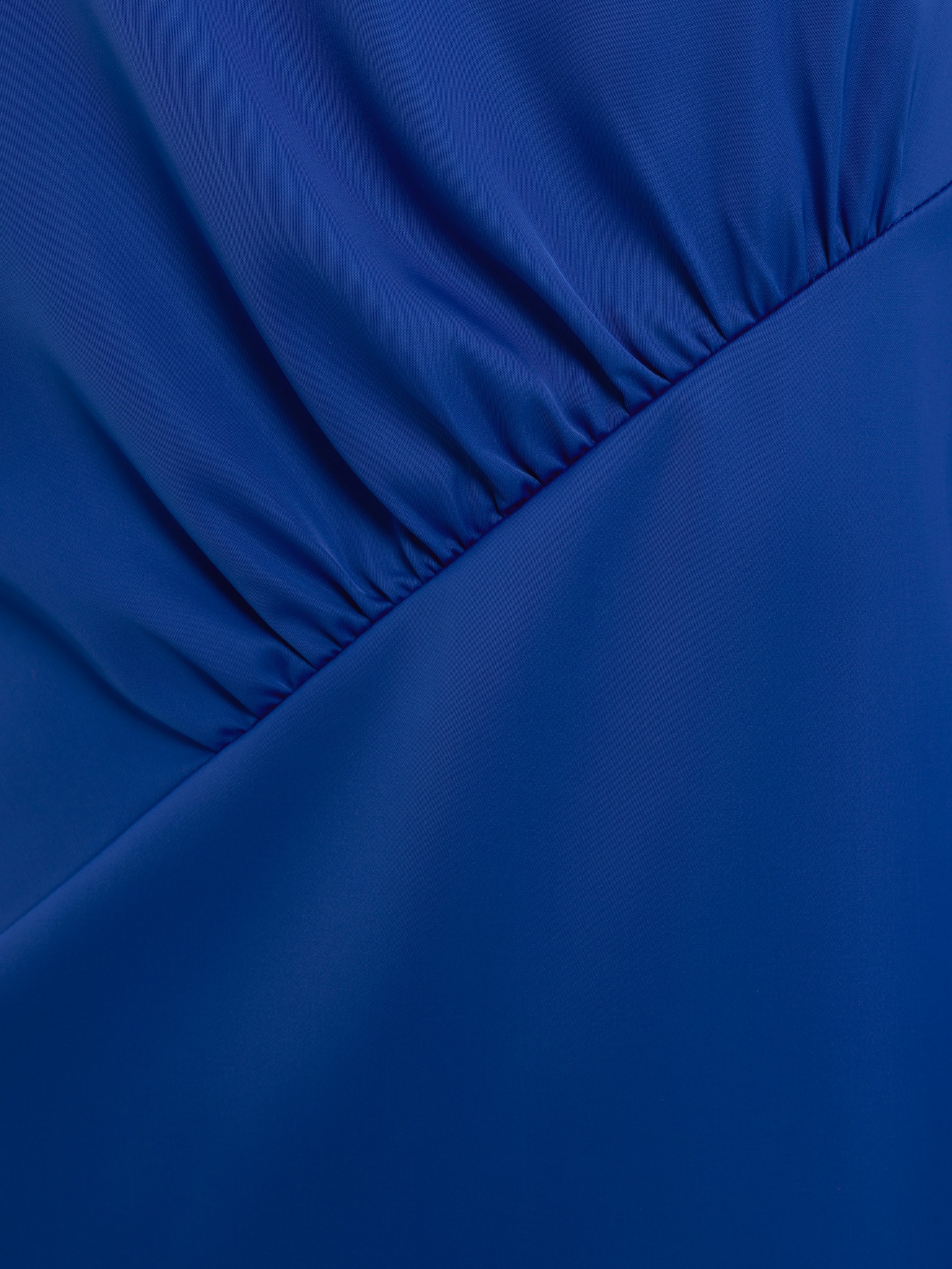 Maxi dress with diagonal gathering at the waist and long sleeves