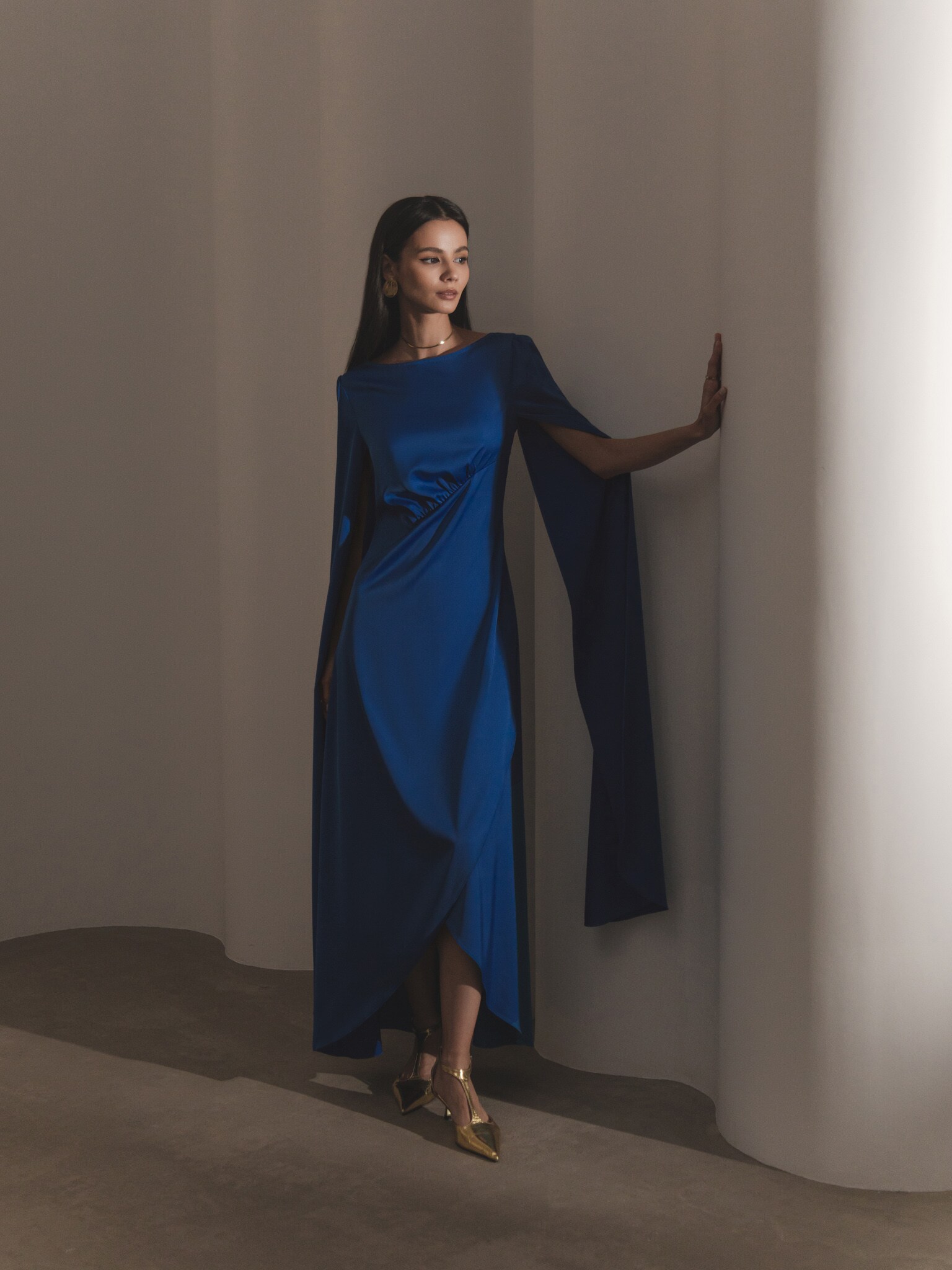 Maxi dress with diagonal gathering at the waist and long sleeves