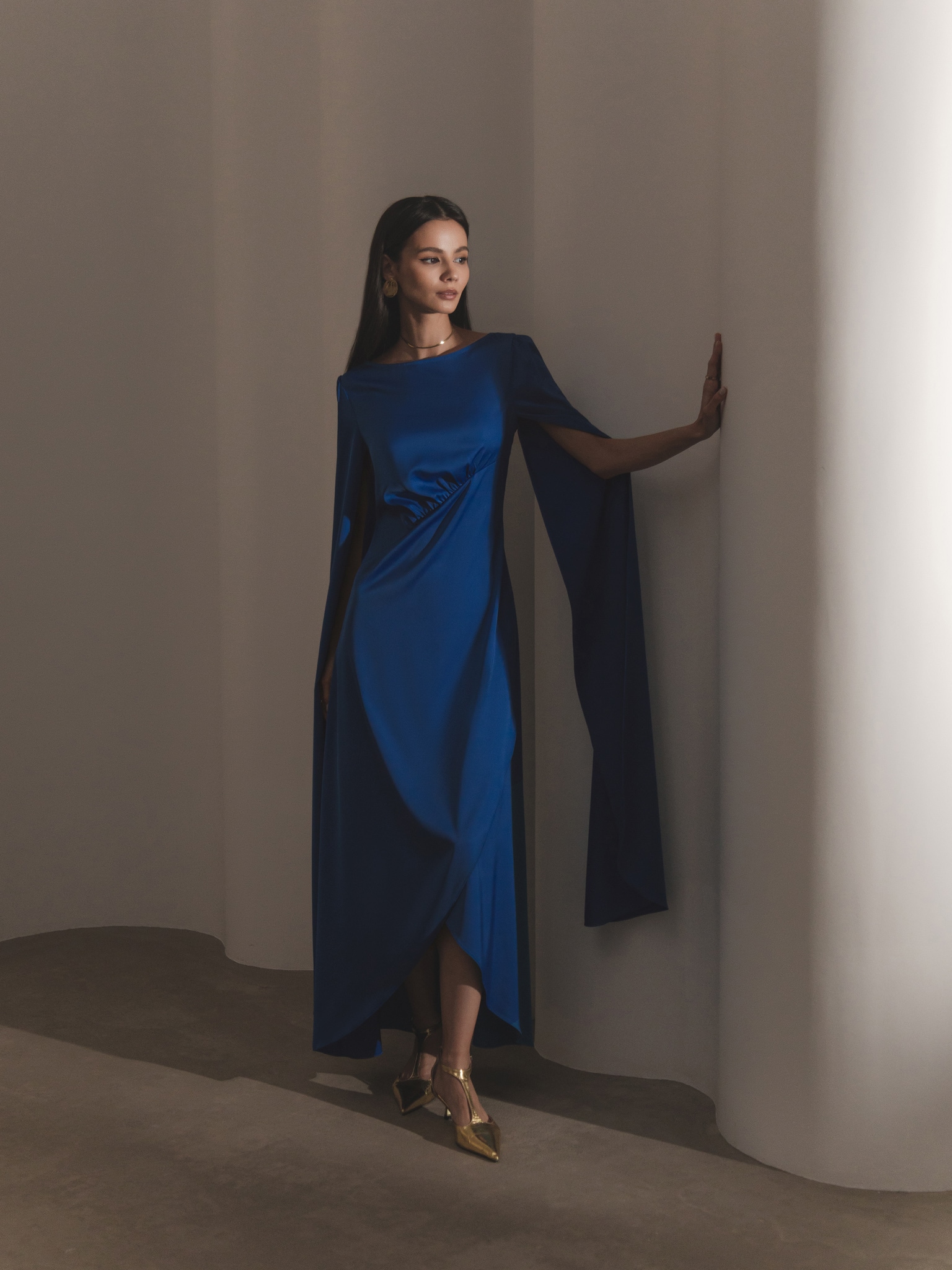 Maxi dress with diagonal gathering at the waist and long sleeves