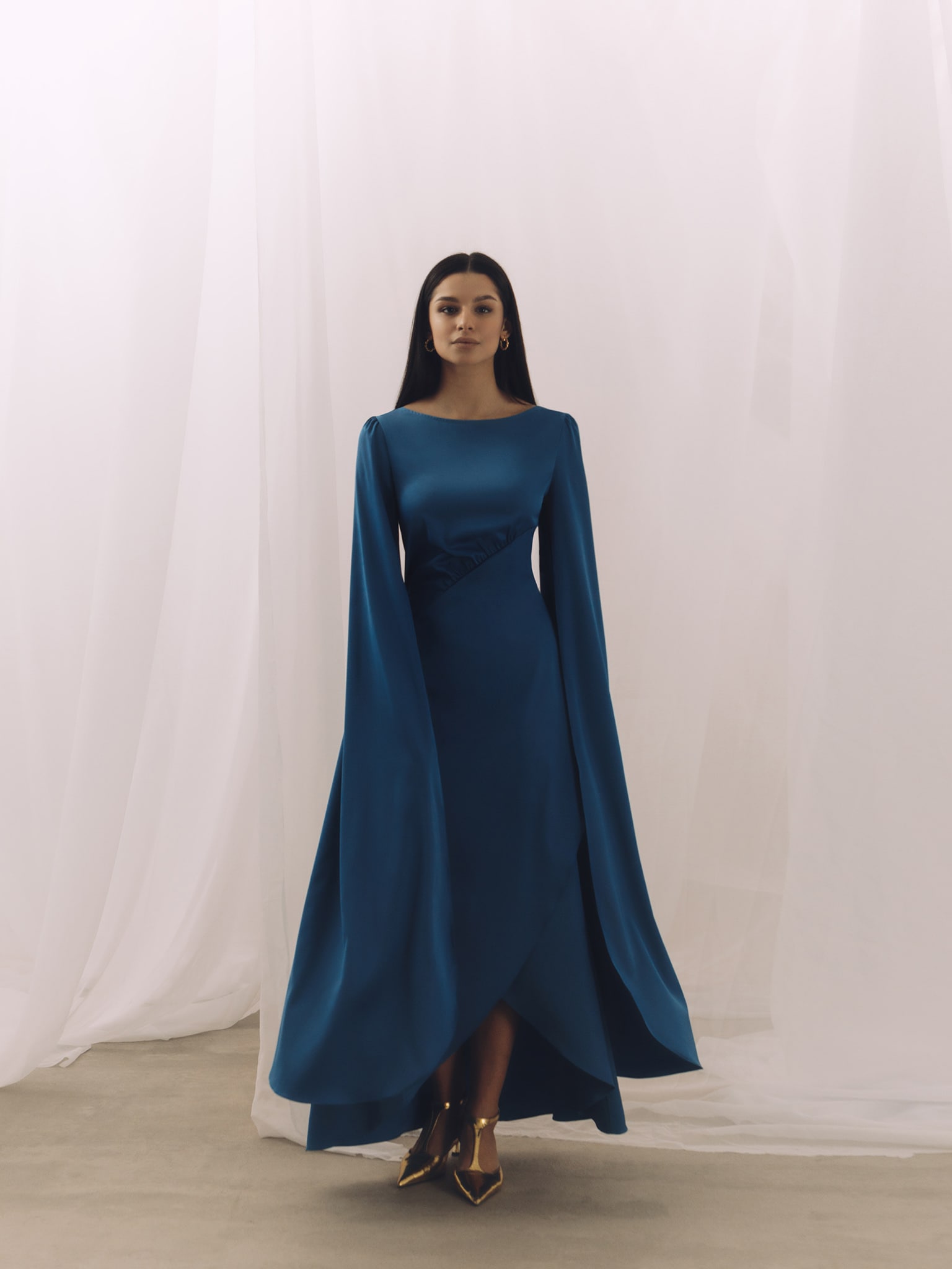 Maxi dress with diagonal gathering at the waist and long sleeves