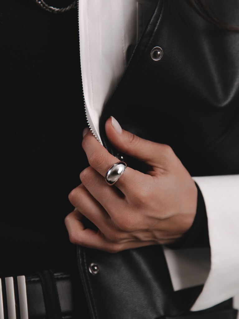 Glänzender Ring in runder Form