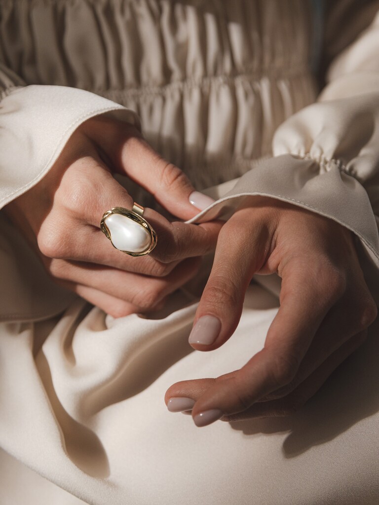 Массивный перстень с овальным камнем