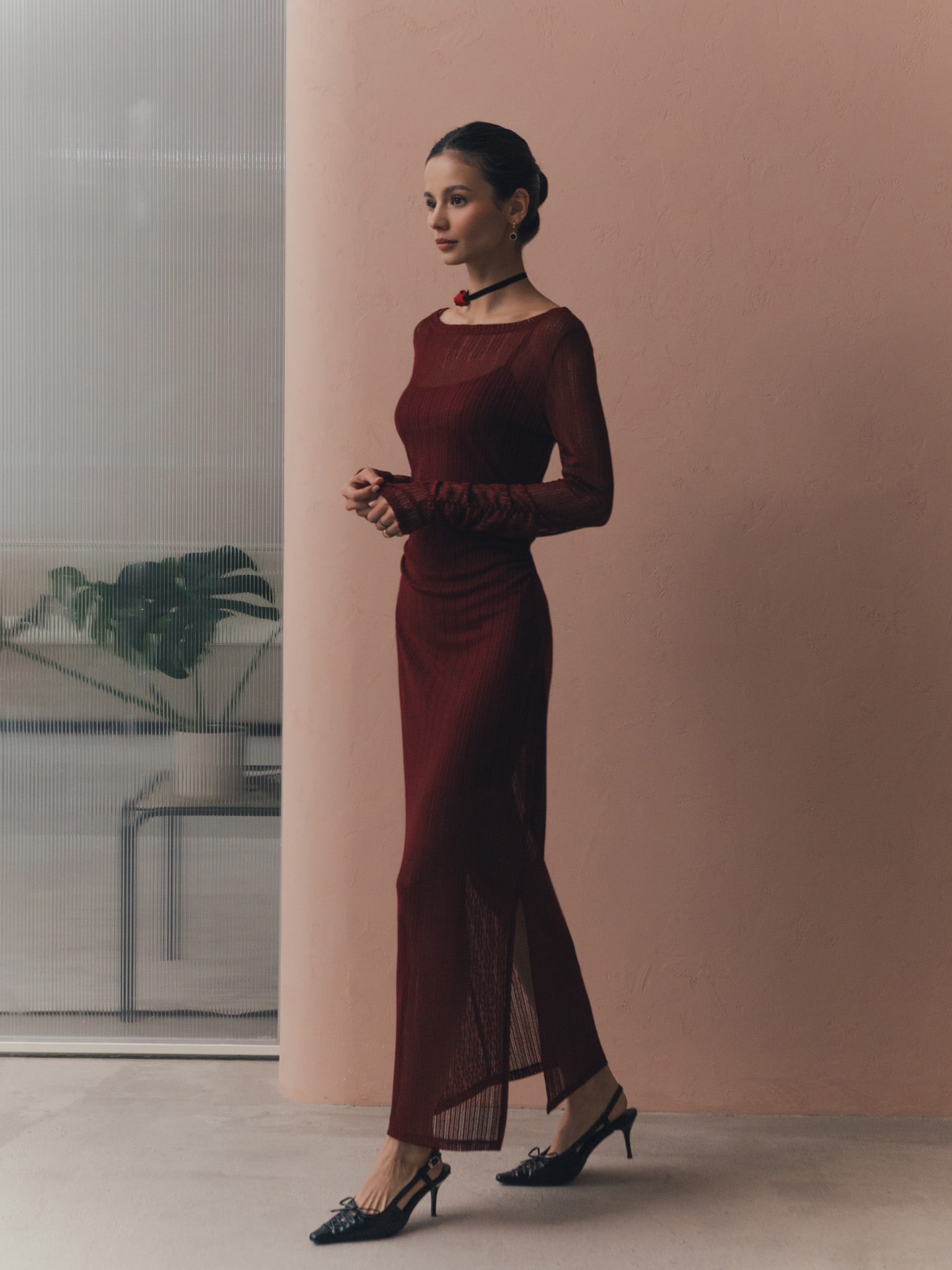 Tailliertes halbtransparentes Maxikleid