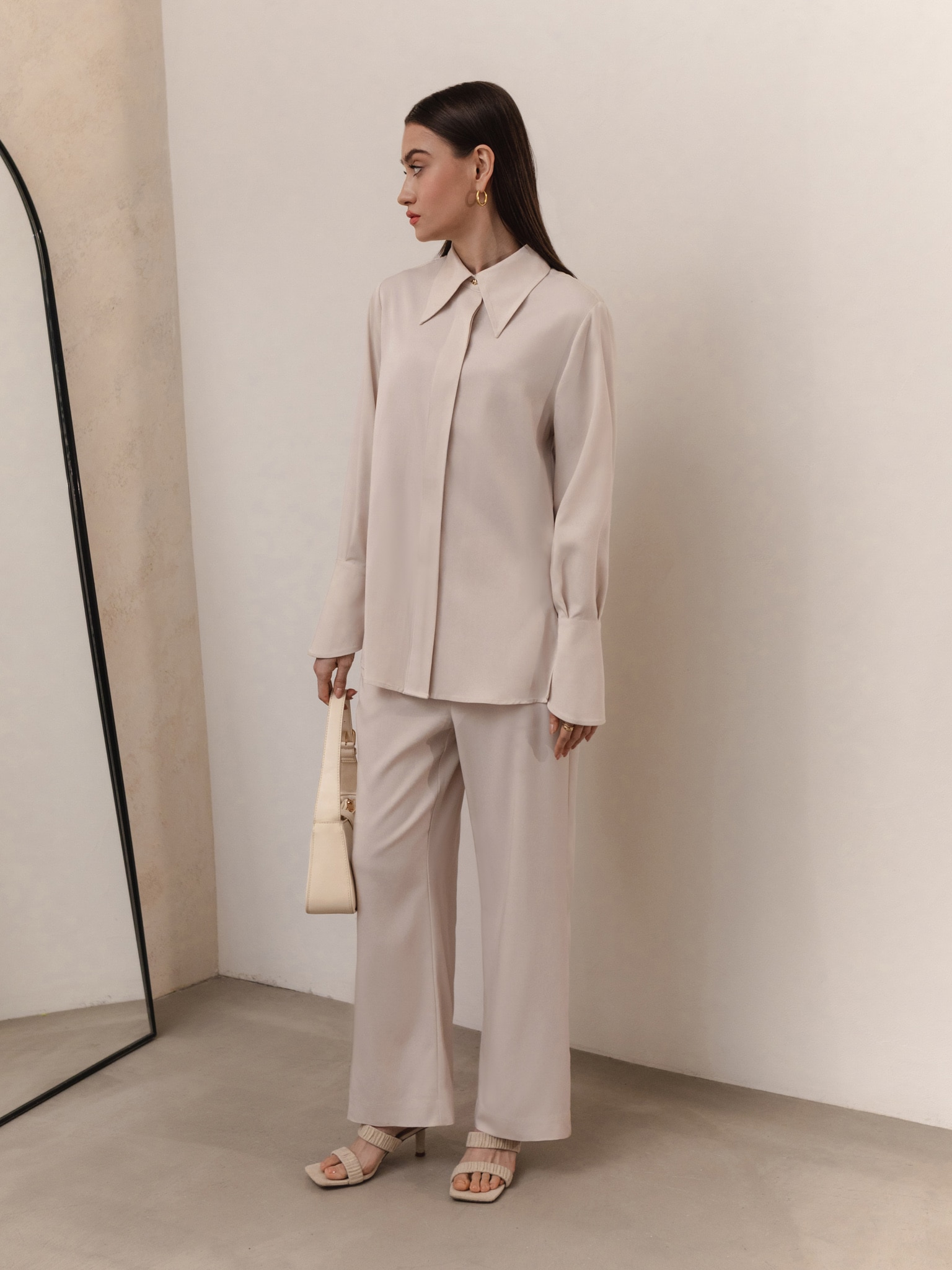 Luźna koszula z szerokimi mankietami