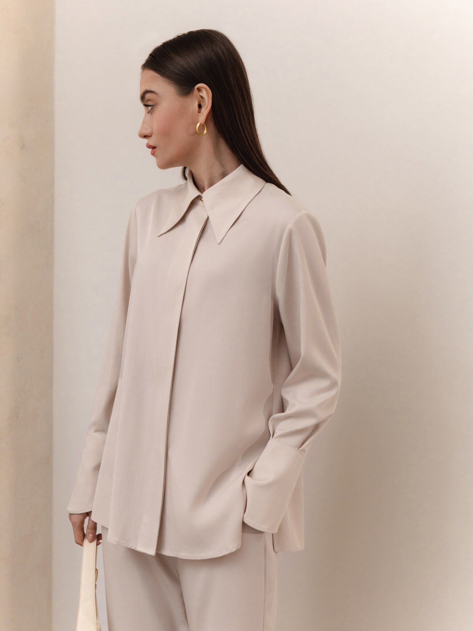 Luźna koszula z szerokimi mankietami