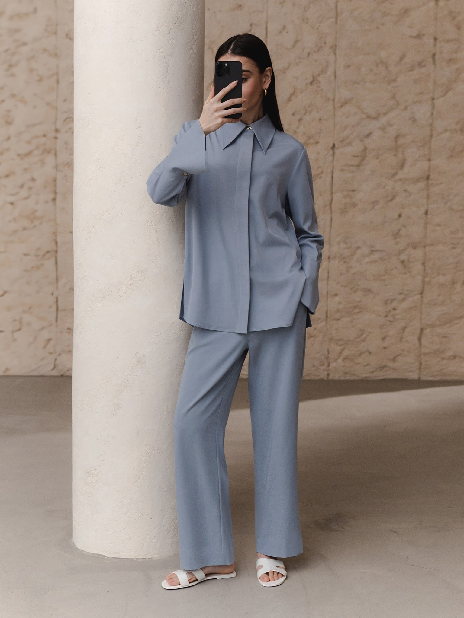 Loose shirt with wide cuffs