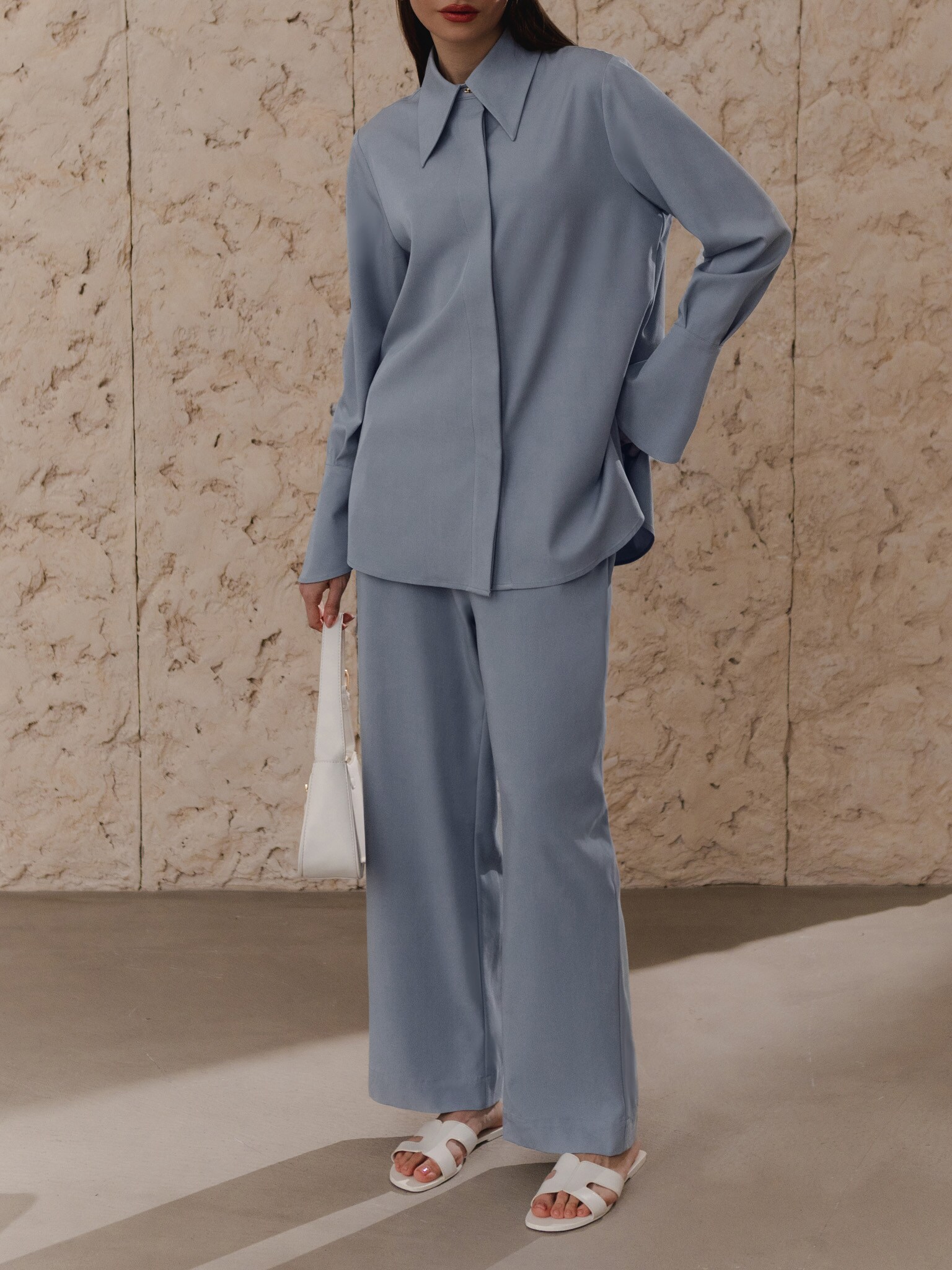 Loose shirt with wide cuffs