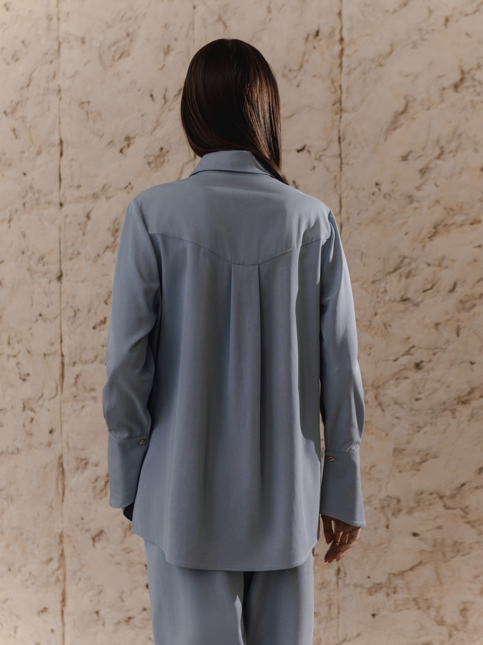 Loose shirt with wide cuffs