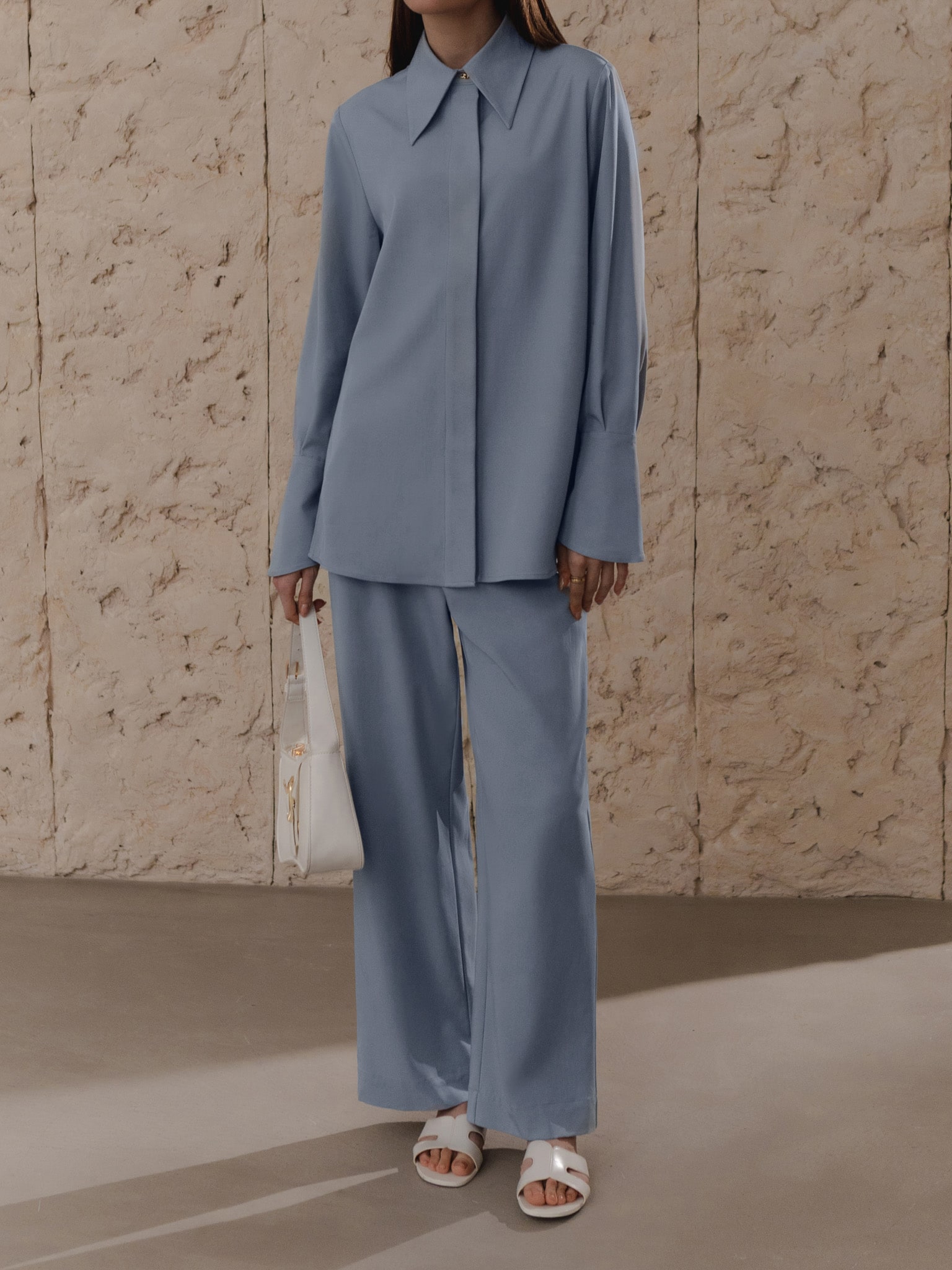 Loose shirt with wide cuffs