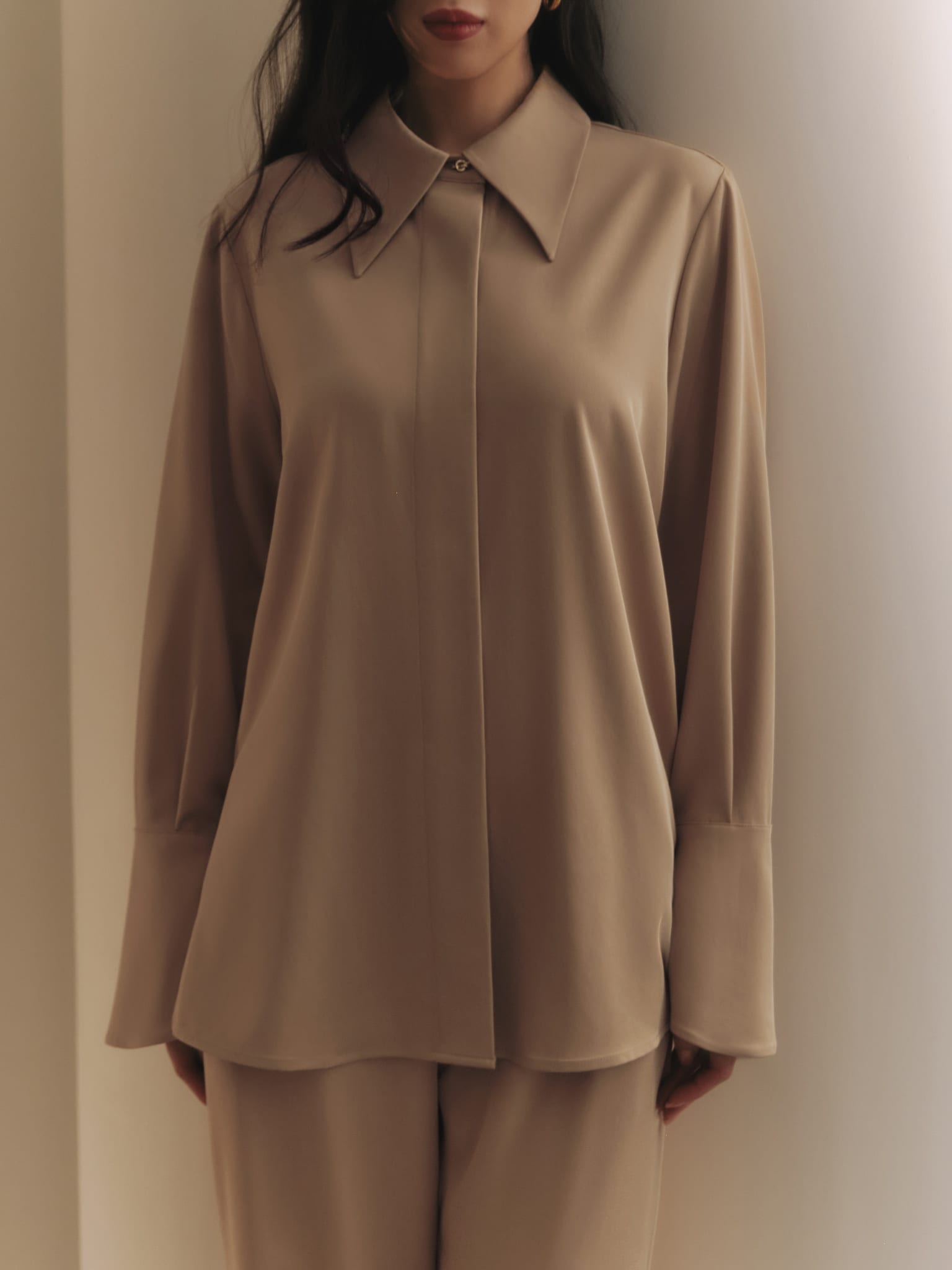 Luźna koszula z szerokimi mankietami