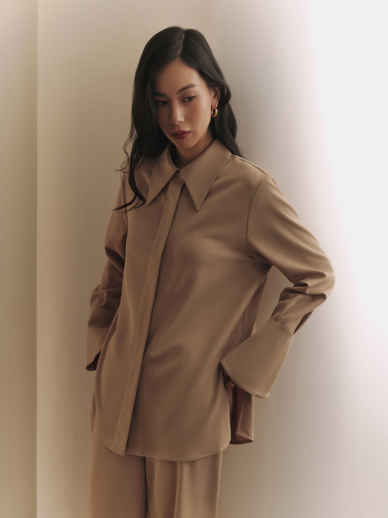 Luźna koszula z szerokimi mankietami