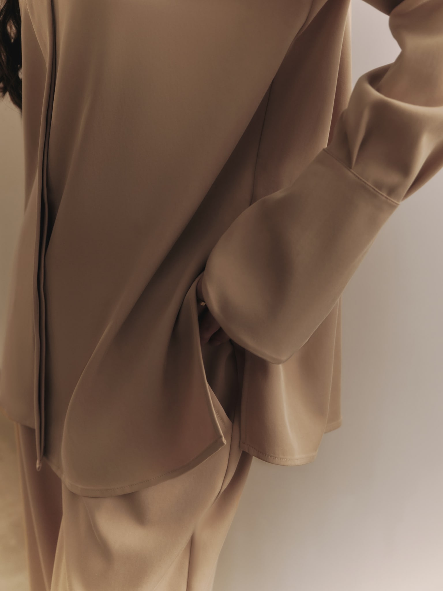 Luźna koszula z szerokimi mankietami