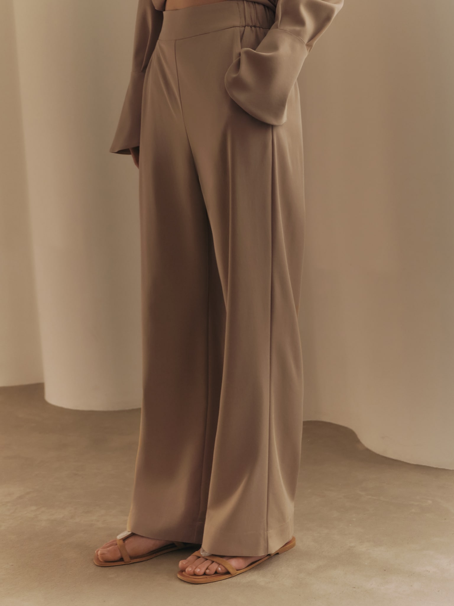 Прямые брюки с резинкой на талии